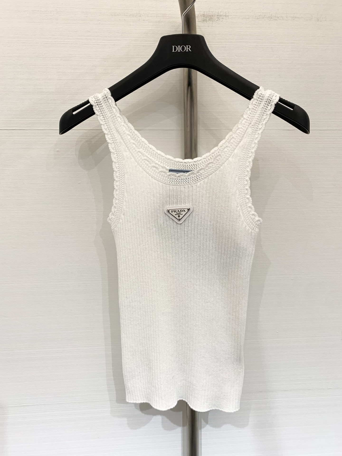 NO:844131,Prada 26 new summer style lace slim vest style logo pattern decoration upper body high-end atmosphere two-color SML,, prada,19860909Prada 26夏季新款 蕾丝花边修身背心款 logo图案修饰点缀 上身高级氛围感 两色SML,,prada,,Women's clothing