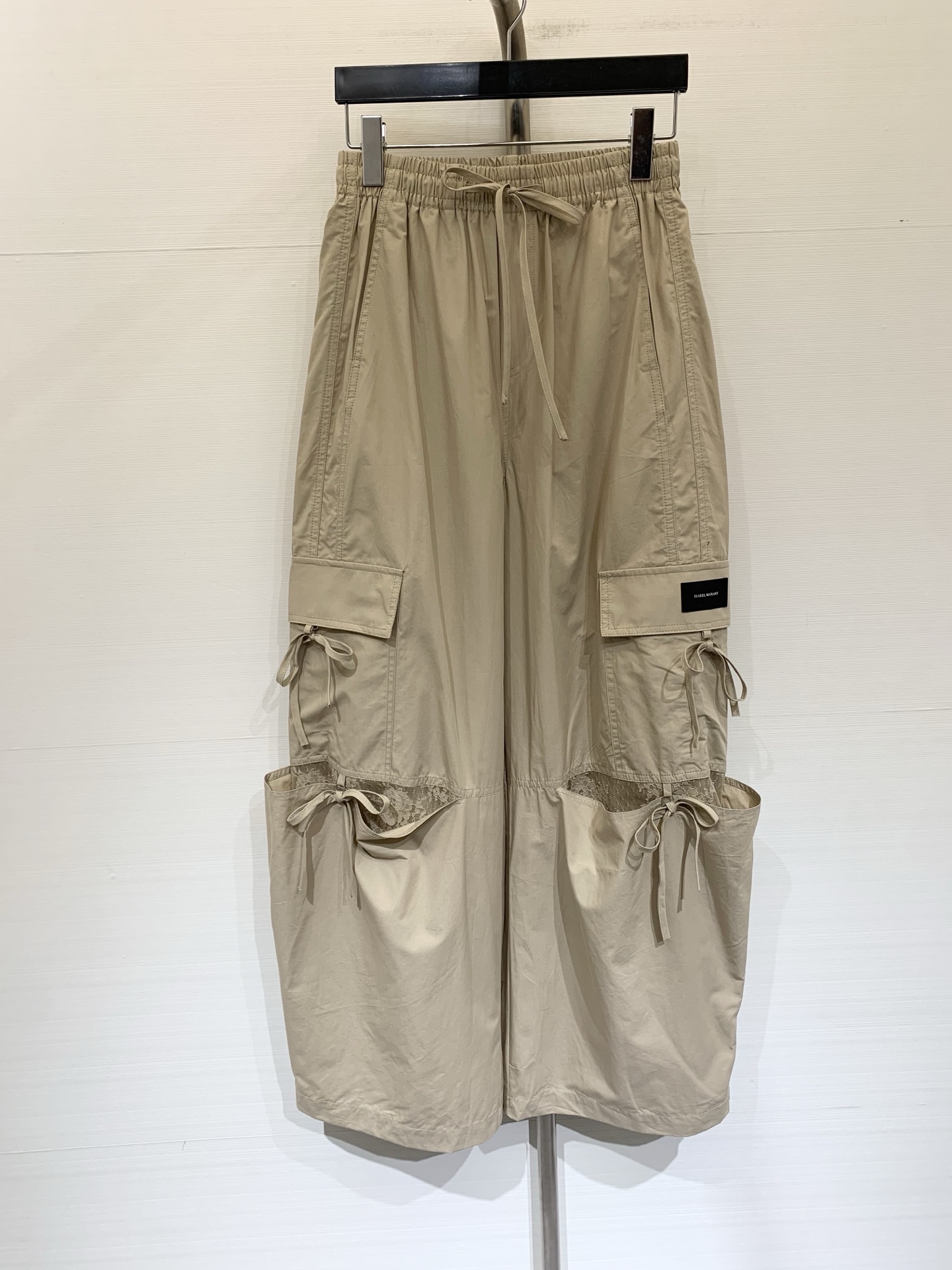 NO:844166,Isabel Marant 26 new summer style lace work wide-leg pants, a loose-feeling item, a sweet-cool balanced 'work wear + lace' mix and match style, breaking the toughness of conventional work pants, with a Korean style relaxed atmosphere, large pockets with lace splicing inside, high waist and wide legs to directly optimize the leg shape to the ceiling. You don't have to choose your body shape or matching, you can go out casually with a vest. This is the natal pants of lazy bloggers. Two-color SML,,19860909IsabelMarant 26夏季新款 蕾丝工装阔腿裤,松弛感单品,甜酷平衡的“工装+蕾丝”混搭风,打破常规工装裤的硬朗感,自带韩系松弛氛围感,大口袋内里蕾丝拼接,高腰阔腿直接把腿型优化到天花板,不挑身材不挑搭配,随便搭个背心就能出门,懒人博主的本命神裤就是它 两色SML,,,Women's clothing