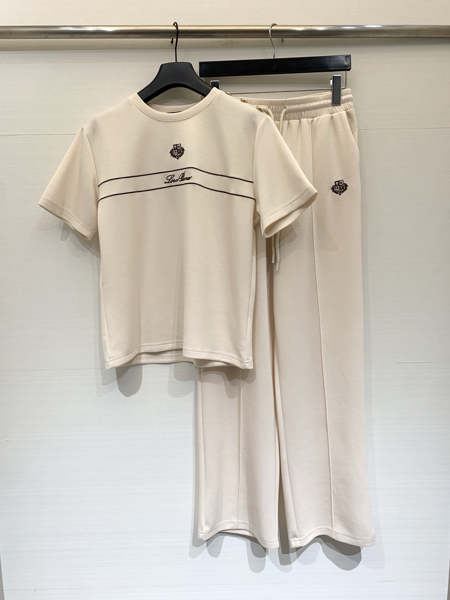 NO:844883,LP 26 new spring and summer casual suit, short round neck and short sleeves, contrasting embroidery on the chest, made of air-layer fabric with good drape, elastic drawstring design at the waist, the whole set is friendly to lazy people, no need to worry about matching, it has a relaxed and advanced Korean style, comfortable and textured for daily wear. Two-color SMLXL, loro piana, T-shirt,19860909LP 26春夏新款 休闲套装,短款圆领短袖,胸前撞色刺绣,采用垂坠感很好的空气层面料,腰头是松紧抽绳设计,整套搭配懒人友好,不用费心搭配,自带松弛又高级的韩系穿搭感,日常穿舒适又有质感 两色SMLXL,,loro piana,T-shirt,,Women's clothing