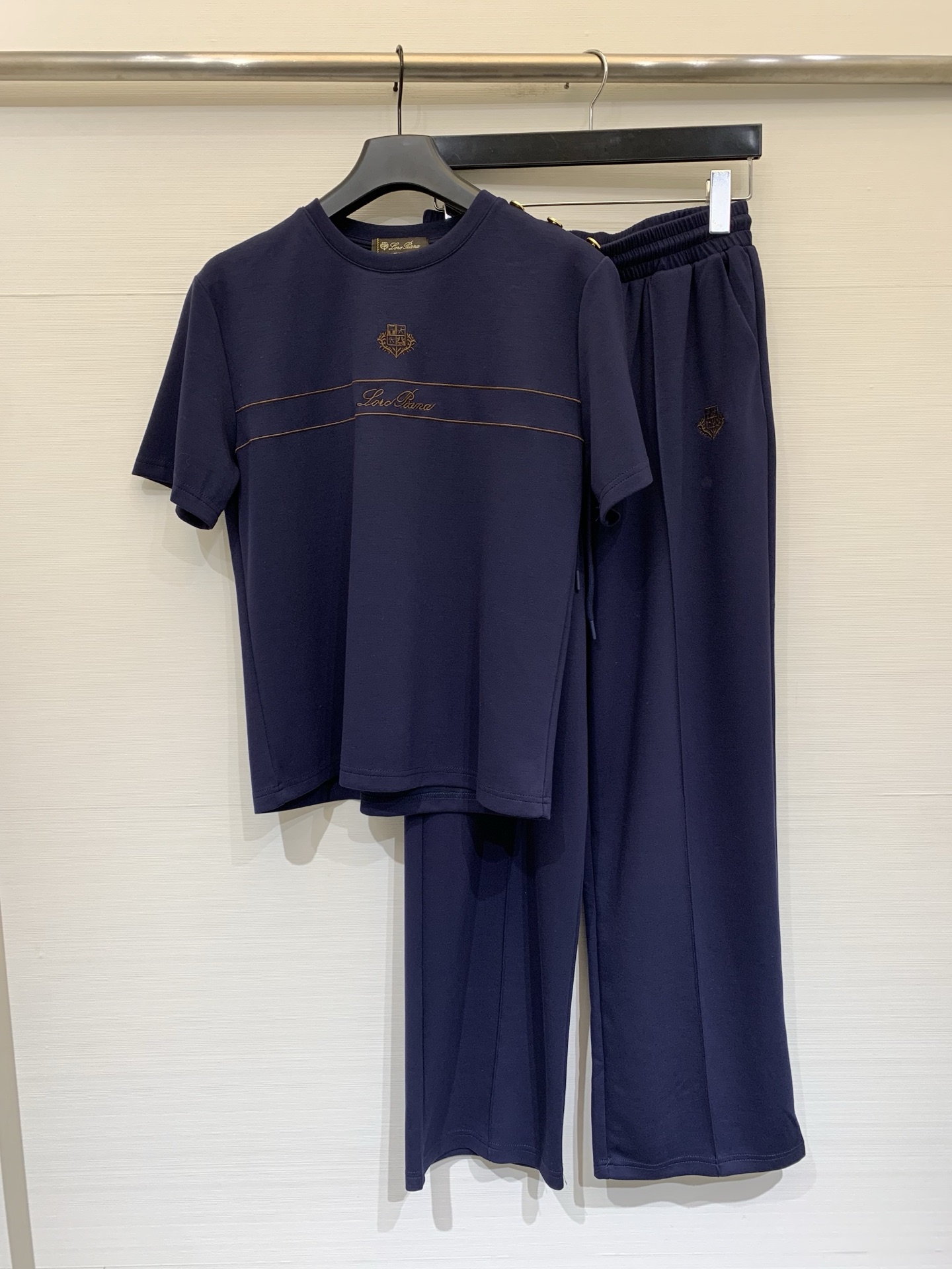 NO:844889,270L 26 spring and summer new casual suit, short round neck and short sleeves, contrasting embroidery on the chest, made of air-layer fabric with good drape, elastic drawstring design at the waist, the whole set is lazy-friendly, no need to worry about matching, has a relaxed and advanced Korean style, comfortable and textured for daily wear. Two-color SMLXL, loro piana, T-shirt,19860909270L 26春夏新款 休闲套装,短款圆领短袖,胸前撞色刺绣,采用垂坠感很好的空气层面料,腰头是松紧抽绳设计,整套搭配懒人友好,不用费心搭配,自带松弛又高级的韩系穿搭感,日常穿舒适又有质感 两色SMLXL,,loro piana,T-shirt,,Women's clothing