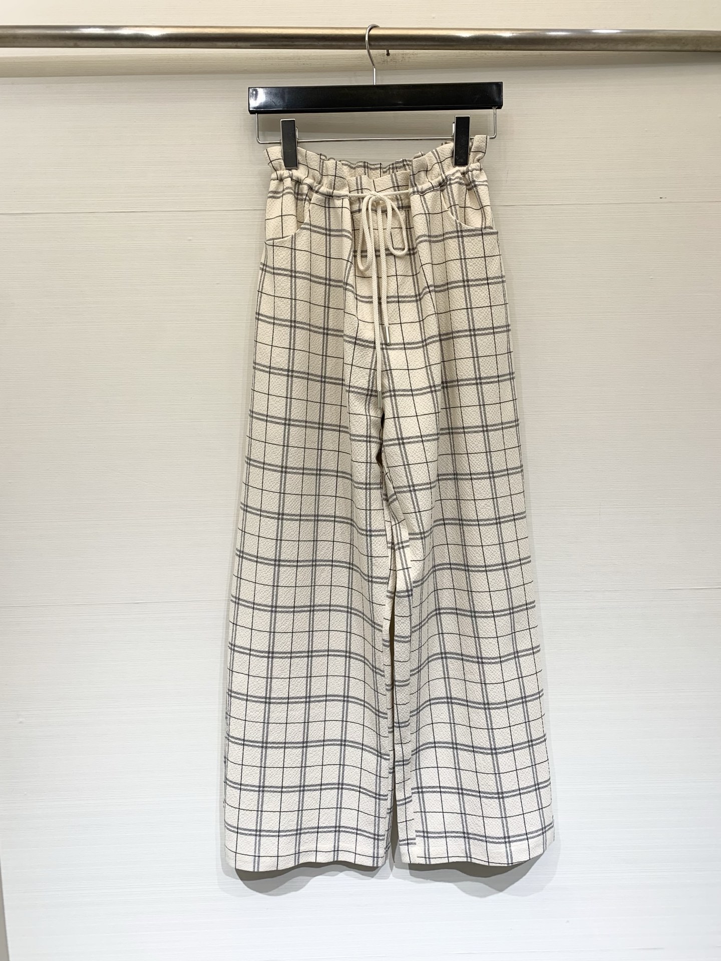 NO:845696,Acnestudios 26 new summer style plaid waist elastic wide-leg casual pants, elastic bud waistband + straight wide-leg pants shape, hiding the flesh and showing straight legs, not picking up the hip width, using textured bubble plaid fabric, with a retro college feel, versatile style that can be salty or sweet. Two-color SML,,acne studios,dior,19860909Acnestudios 26夏季新款 格纹束腰松紧阔腿休闲裤,松紧花苞腰头+直筒阔腿裤型,藏肉又显腿直,不挑胯宽,采用肌理感泡泡格纹面料,自带复古学院感,可盐可甜的百搭款 两色SML,,acne studios,dior,,Women's clothing