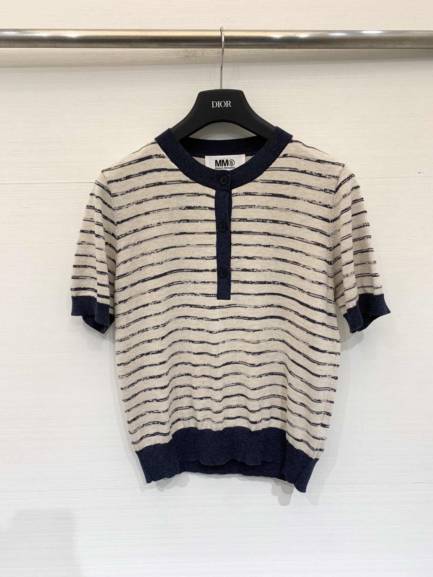 NO:845701,MM6 26 new summer style, contrasting round neck striped knitted short sleeves, half-button design, with a lazy French feel, light and breathable knitted fabric, off-white bottom + navy blue distressed horizontal stripes, strong texture, retro and age-reducing, suitable for single wear and stacking, size SML, masion margiela, T-shirt,19860909MM6 26夏季新款 撞色圆领条纹针织短袖,半开襟纽扣设计,自带慵懒法式感,轻薄透气针织面料,米白底+藏青做旧感横条纹,肌理感强,复古减龄,单穿叠穿都合适 码数SML,,masion margiela,T-shirt,,Women's clothing