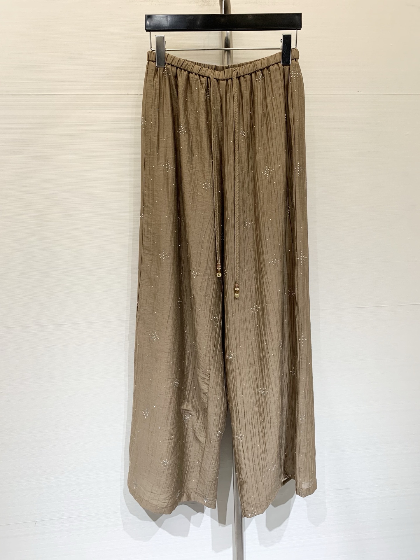 NO:845663,Chloe 26 new summer model, starry sky hot diamond breathable wide-leg pants, elastic drawstring waist + drape wide-leg pants, with a sense of relaxation, no leg shape, pleated texture fabric, full of atmosphere, with a soft focus, breathable and slimming. Two colors SML,, chloe, loewe,19860909Chloe 26夏季新款 星空烫钻透气阔腿裤,松紧抽绳腰头+垂坠阔腿裤型,自带松弛感,不挑腿型,褶皱肌理面料,氛围感拉满,自带柔焦感,透气又显瘦 两色SML,,chloe,loewe,,Women's clothing