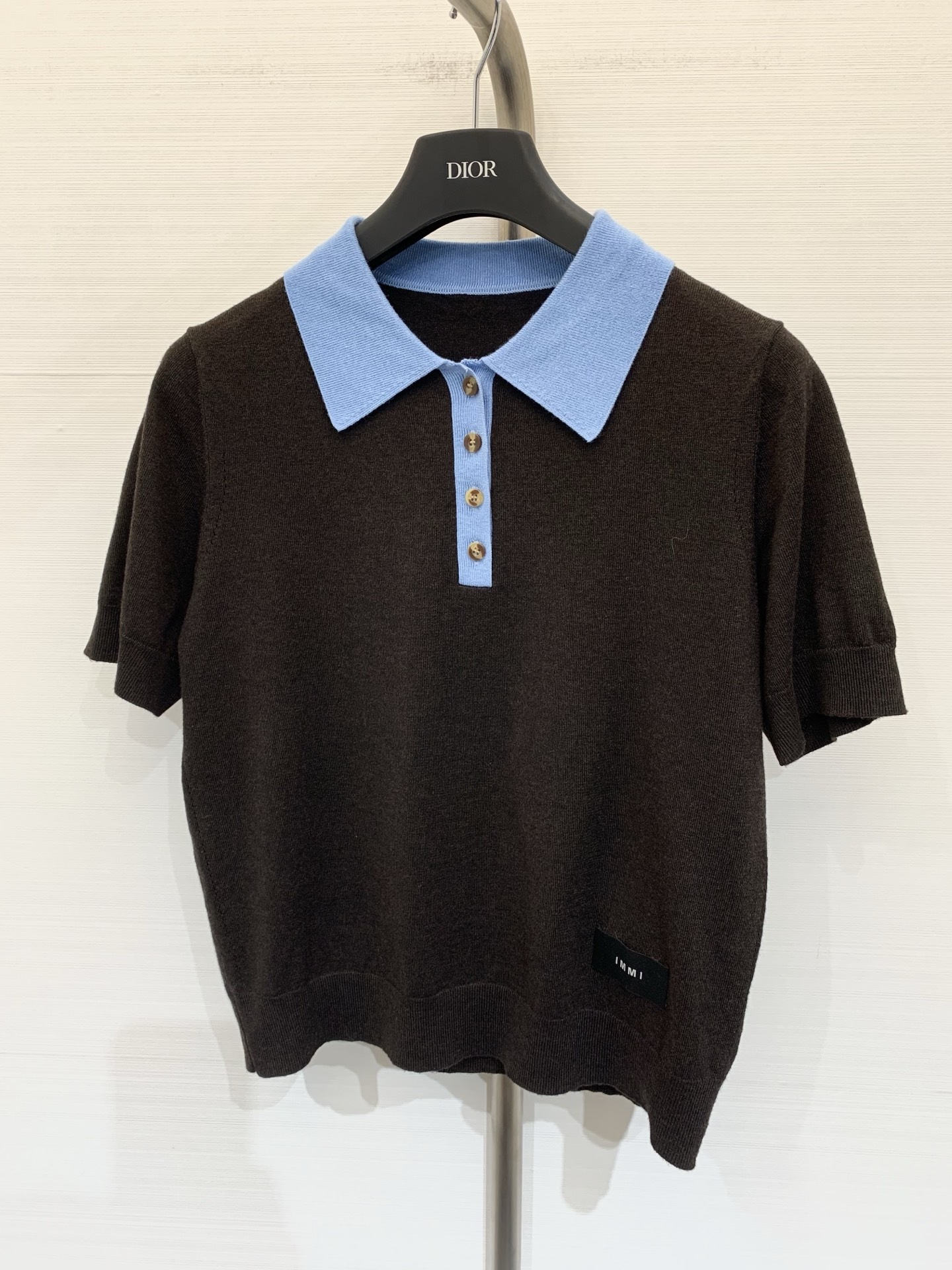 NO:845667,IMMI contrasting Polo collar knitted short-sleeves, dark brown body with light sky blue contrasting lapels, has a retro college atmosphere, with the brand's iconic black woven label on the right side of the hem, a slightly loose straight fit, with online texture, suitable for spring and summer alone or early autumn, size SML,, T-shirt,19860909IMMI 撞色Polo领针织短袖,深棕色衣身搭配浅天蓝色撞色翻领,自带复古学院氛围,下摆右侧带有品牌标志性的黑色织唛标,合身微宽松的直筒版型,质感在线,春夏单穿、早秋叠穿都合适 码数SML,,T-shirt,,Women's clothing