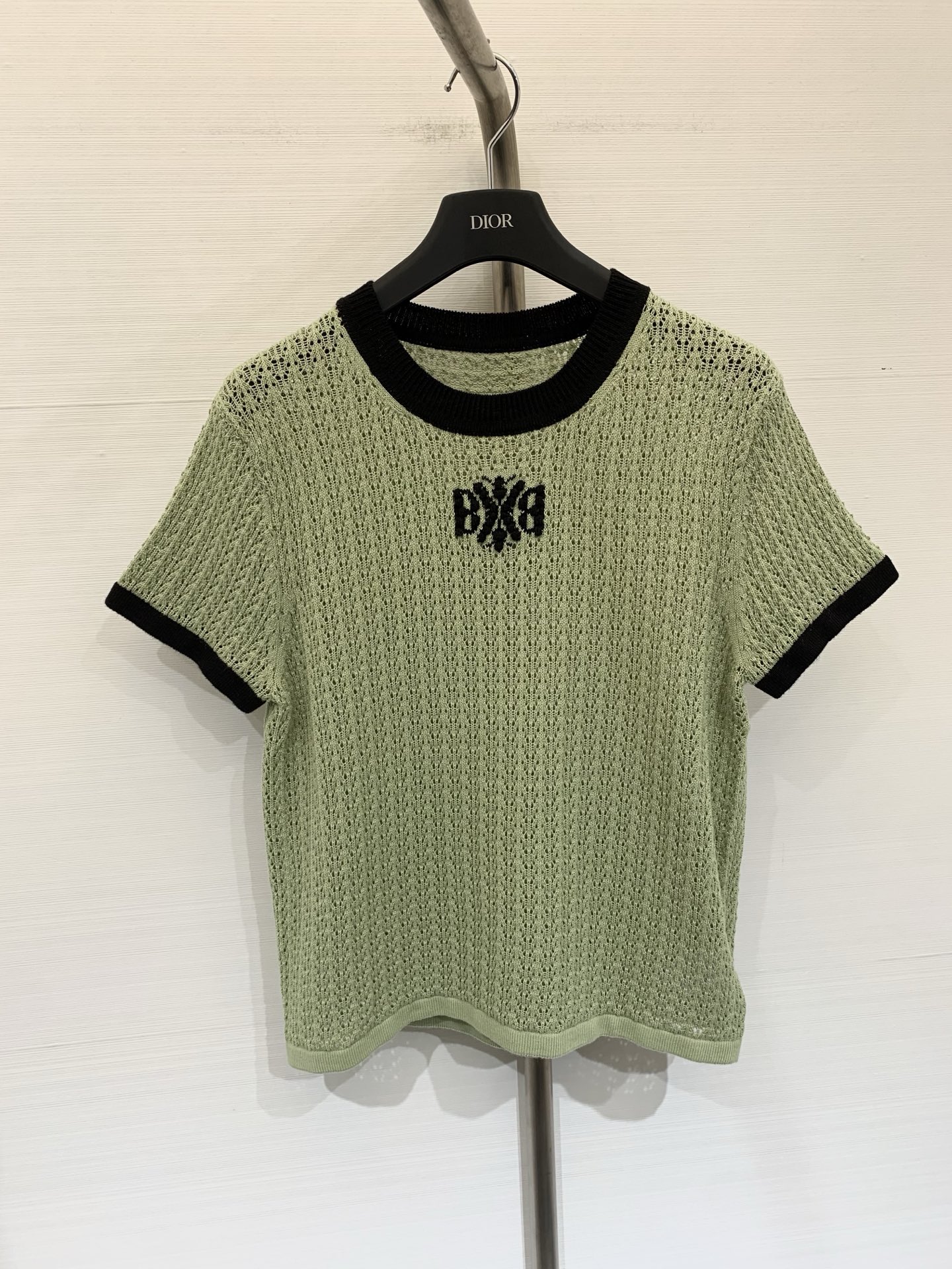 NO:845671,Barrie 26 new summer model, hollow contrasting knitted short sleeves, fitted straight version, round neck + contrasting ribbed edges, built-in retro filter, hollow mesh knitted fabric, breathable and not sweaty, with texture, embroidered letter logo on the chest, full of relaxation, three-color SML, T-shirt,19860909Barrie 26夏季新款 镂空撞色针织短袖,合身直筒版型,圆领+撞色罗纹边,自带复古滤镜,镂空网眼针织面料,透气不闷汗,自带肌理感,胸前提花字母Logo,松弛感拉满 三色SML,,T-shirt,,Women's clothing