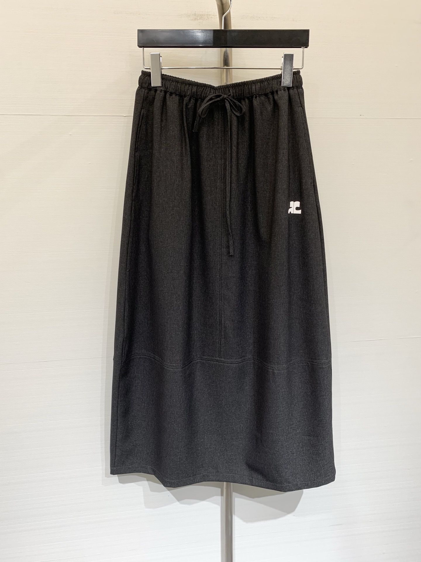 NO:845674,Courreges 26 new summer style, a straight skirt with a relaxed drawstring waist, hides the flesh and makes you look slimmer, just wear a white T-shirt for daily commuting and it will look great. The details of the small label are low-key and textured. It is completely stress-free for daily wear. It is versatile and not picky. The matching rate is very high. Two-color SM,,skirts,19860909Courreges 26夏季新款 松弛感抽绳收腰直筒半裙,藏肉显瘦,日常通勤随便搭个白T就很出片,小标细节低调有质感,日常穿完全无压力,百搭不挑皮,搭配率超高,两色SM,,skirts,,Women's clothing