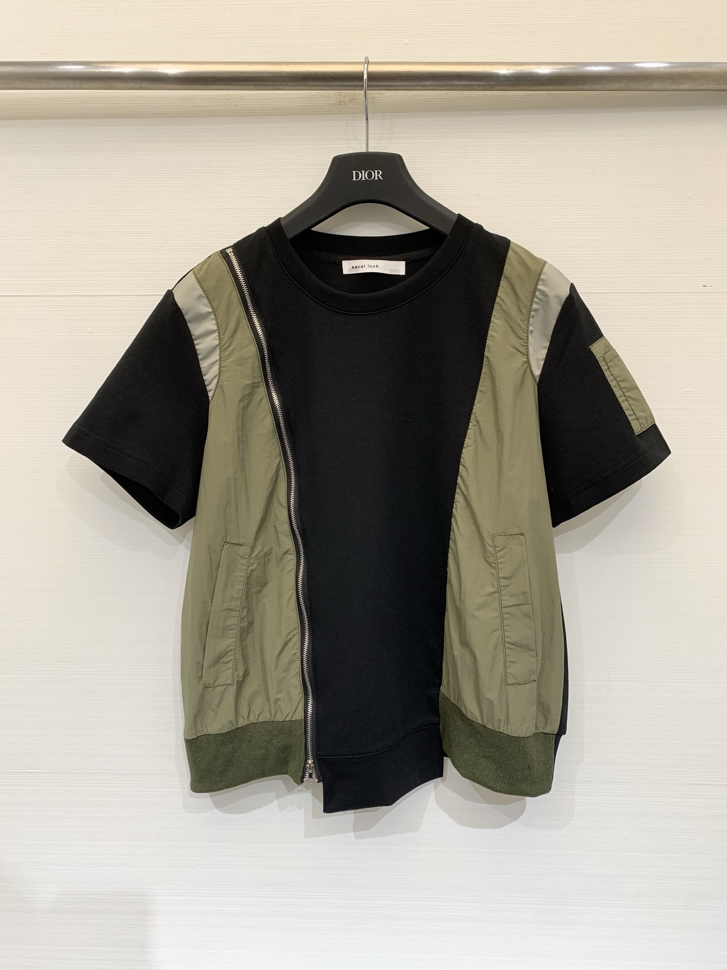 NO:855974,Sacai 26 new summer style deconstructed style spliced ​​T-shirt, with contrasting functional fabrics spliced ​​on both sides of the front, breaking the monotony of conventional T-shirts. The diagonal metal zipper can be used both as decoration and to adjust the shape, creating a low-key design that is not obtrusive when worn at work. Three-color SM, tees, t-shirt,19860909Sacai 26夏季新款 解构风拼接T恤,正面两侧拼接了撞色机能面料,打破常规T恤的单调感,斜向金属拉链,既是装饰也能调节造型,打造低调的设计感,上班穿也不突兀 三色SM,,tees，t-shirt,,Women's clothing