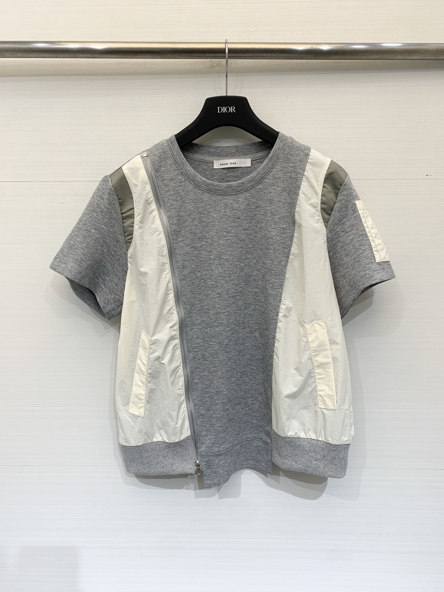 NO:855964,Sacai 26 new summer style deconstructed style spliced ​​T-shirt, with contrasting functional fabrics spliced ​​on both sides of the front, breaking the monotony of conventional T-shirts. The diagonal metal zipper can be used both as decoration and to adjust the shape, creating a low-key design that is not obtrusive when worn at work. Three-color SM, tees, t-shirt,19860909Sacai 26夏季新款 解构风拼接T恤,正面两侧拼接了撞色机能面料,打破常规T恤的单调感,斜向金属拉链,既是装饰也能调节造型,打造低调的设计感,上班穿也不突兀 三色SM,,tees，t-shirt,,Women's clothing