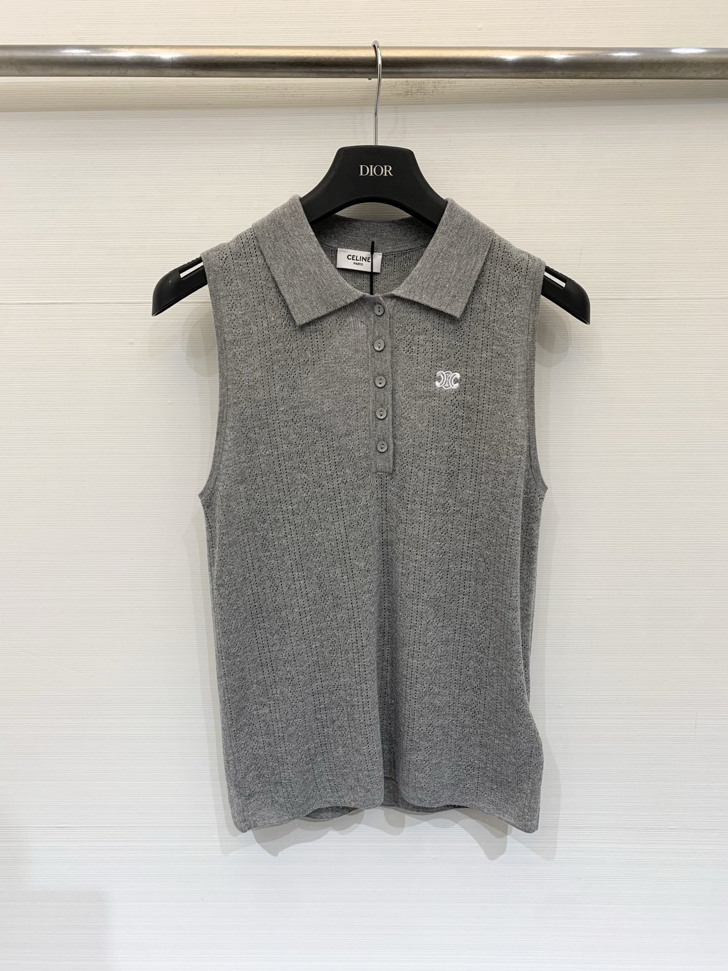 NO:845677,Celine 26 new summer style Polo collar vest style logo pattern decoration upper body high-end atmosphere three-color SML,,celine,19860909Celine 26夏季新款 Polo领马甲背心款 logo图案修饰点缀 上身高级氛围感 三色SML,,celine,,Women's clothing