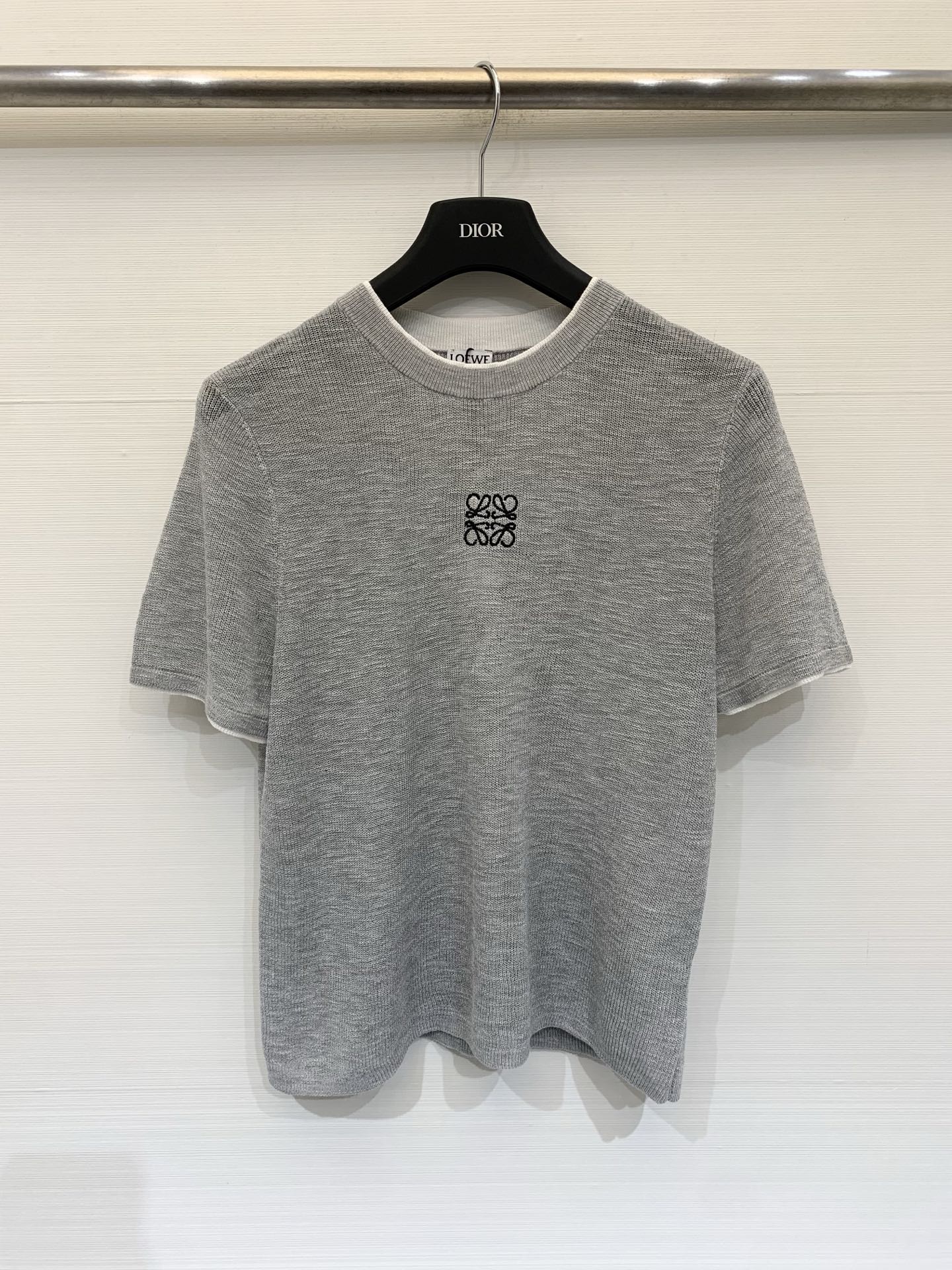NO:845681,Loewe 26 new summer model, slim round neck, short-sleeved style, logo pattern decoration, upper body with high-end atmosphere, three-color SML,,loewe,T-shirt,19860909Loewe 26夏季新款 修身圆领短袖款 logo图案修饰点缀 上身高级氛围感 三色SML,,loewe,T-shirt,,Women's clothing