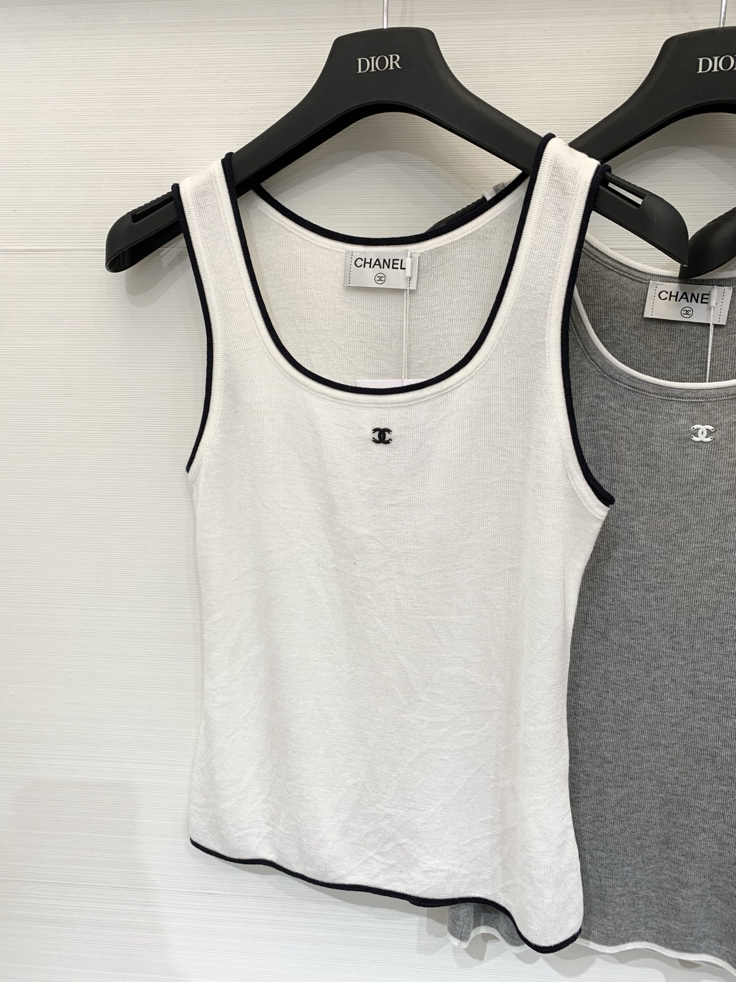 NO:845685,CHANEL 26 new summer model, simple style slim-fit vest style, logo pattern decoration and upper body high-end atmosphere, three-color SML,,chanel,19860909CHANEL 26夏季新款 简约风修身背心款 logo图案修饰点缀 上身高级氛围感 三色SML,,chanel,,Women's clothing