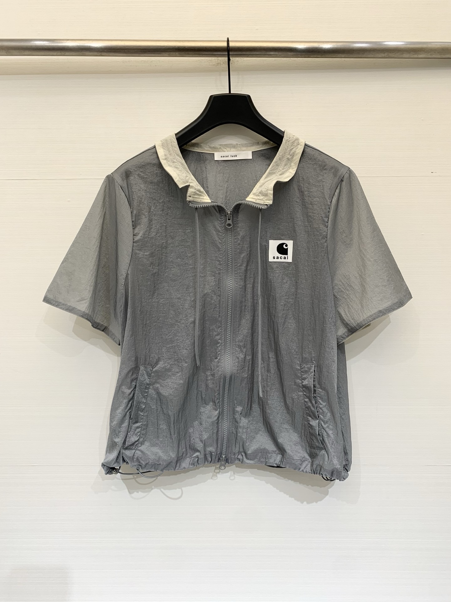 NO:855946,Sacai 26 new summer style color-blocked nylon short-sleeved sunscreen waist shirt, short and slightly loose straight fit, with an adjustable drawstring at the hem, can easily create a high waistline, and is friendly to all body types. The translucent nylon fabric has light and breathable sunscreen properties, and the sense of perspective is just enough to create a 'layered layering'. Two-color SM,, T-shirt,19860909Sacai 26夏季新款 拼色尼龙短袖防晒收腰衬衣,短款微宽松的直筒版型,下摆带可调节抽绳,能轻松打造高腰线,对各种身材都很友好,半透明的尼龙面料,自带轻薄透气的防晒属性,透视感刚好能营造“叠穿层次感” 两色SM,,T-shirt,,Women's clothing