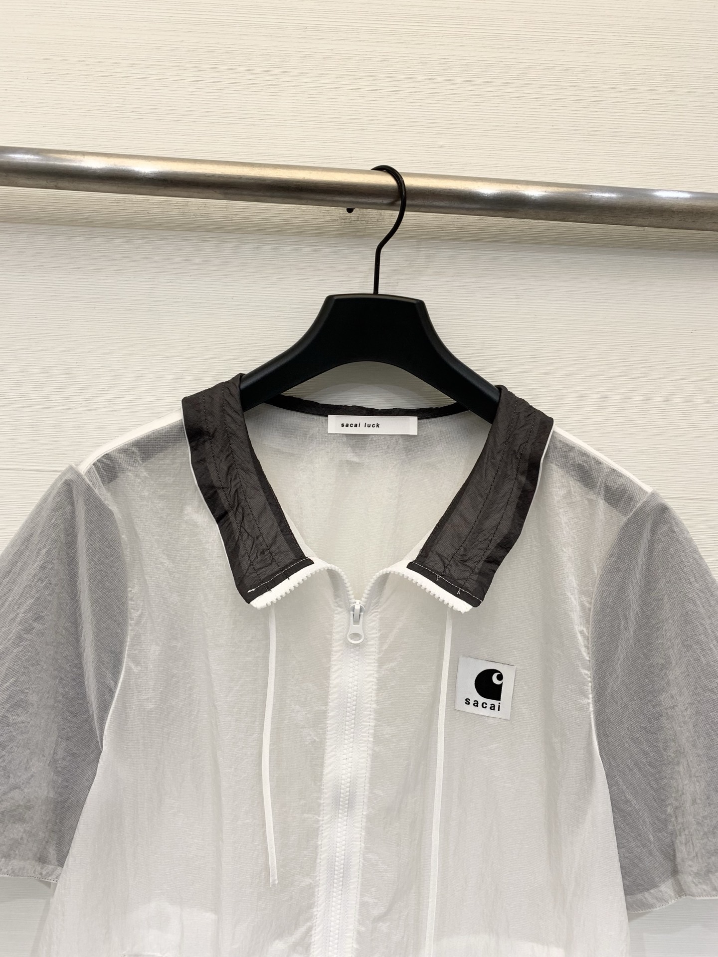 Блузка женская Sacai белая с контрастным воротником