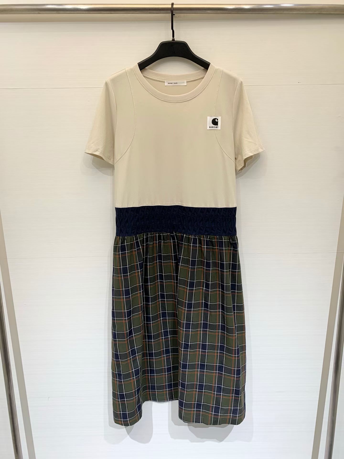 NO:859354,Sacai 26 new summer style spliced ​​short-sleeved dress, fake two-piece spliced ​​style, the upper part is an off-white short-sleeved T-shirt version, the waist is made of dark blue elastic design, natural waist but not tight, the lower part is a loose plaid A-line skirt, skirt length is knee-length, Japanese mix and match style, casual and a little retro college sense, it has a sense of design when worn alone, size SML, skirts, T-shirt, tees, t-shirt,19860909Sacai 26夏季新款 拼接短袖连衣裙,假两件拼接款,上半部分米白短袖T恤版型,腰头做了深蓝色打揽松紧设计,自然收腰不勒肉,下半部分是宽松的格纹A字裙,裙长及膝,日系混搭风,休闲又带点复古学院感,单穿就很有设计感,码数SML,,skirts,T-shirt,tees，t-shirt,,Women's clothing