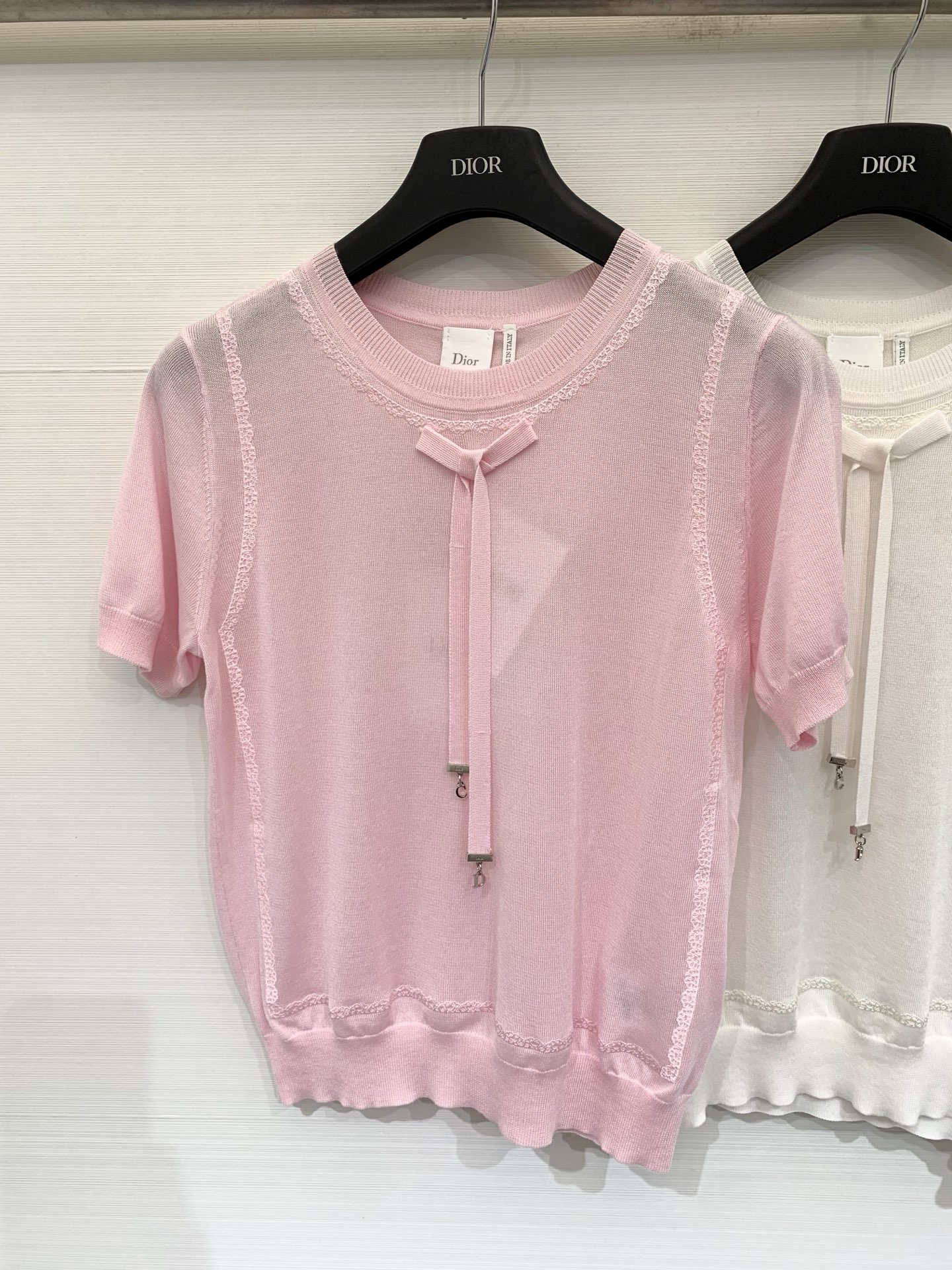 NO:859299,Dior 26 new summer model, bow thin short-sleeved style, logo pattern decoration, upper body with high-end atmosphere, two-color SML, dior, T-shirt,19860909Dior 26夏季新款 蝴蝶结薄款短袖款 logo图案修饰点缀 上身高级氛围感 两色SML,,dior,T-shirt,,Women's clothing