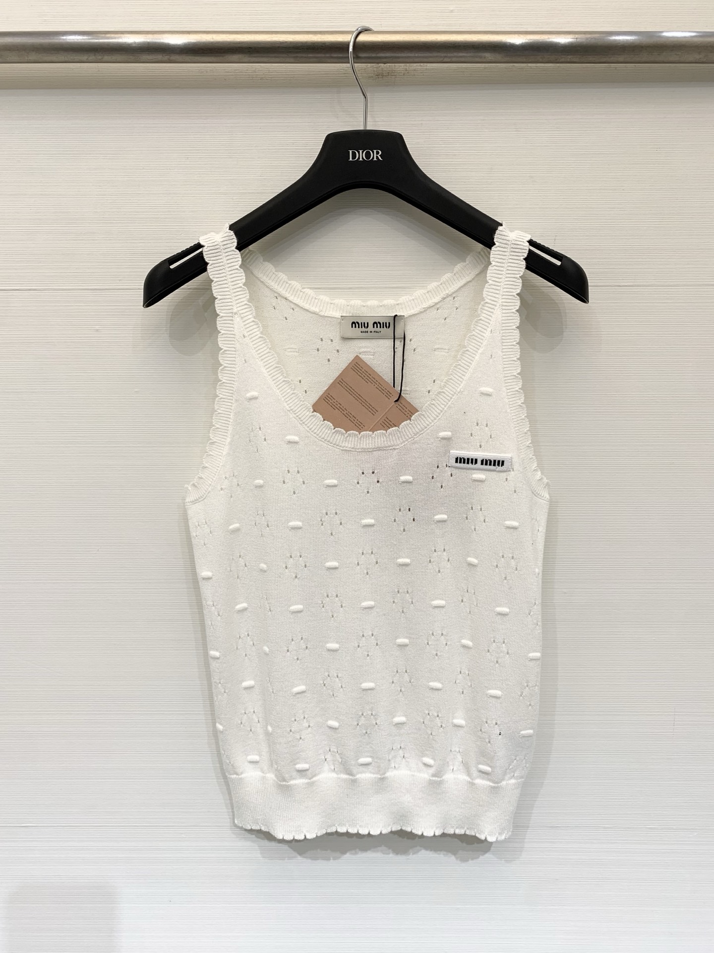 NO:859310,MIUMI* 26 new summer model, hollow sling style, logo pattern decoration, upper body with high-end atmosphere, two-color SML,,miumiu,19860909MIUMI* 26夏季新款 镂空吊带款 logo图案修饰点缀 上身高级氛围感 两色SML,,miumiu,,Women's clothing