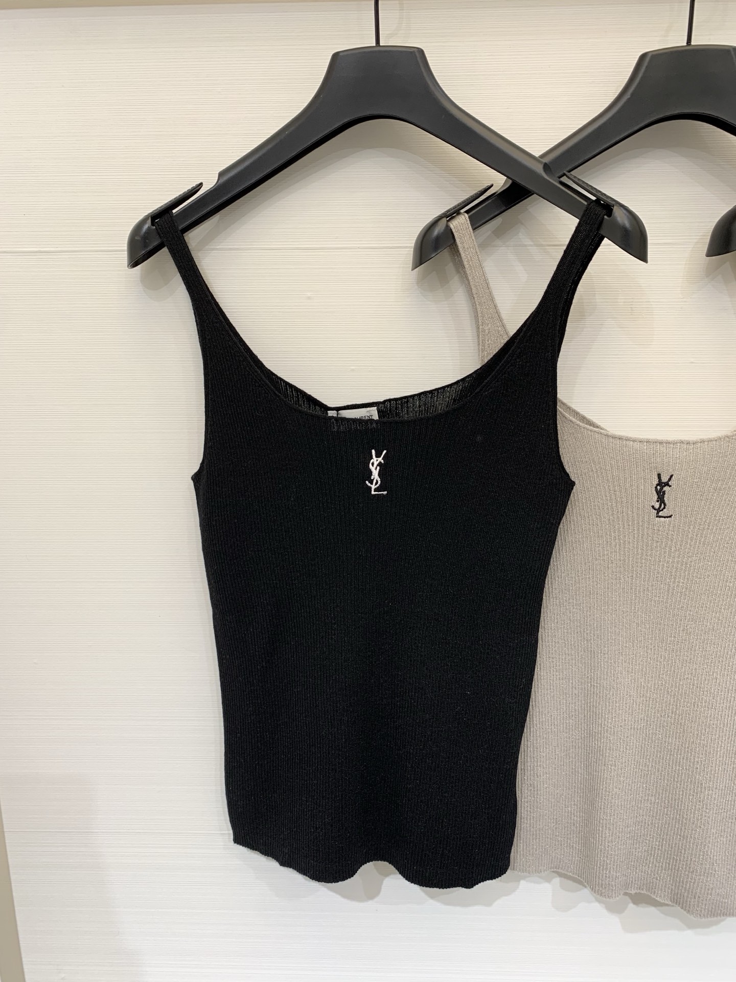 NO:859322,YSL 26 new summer model, slim knitted suspender style, logo pattern decoration, upper body with high-end atmosphere, three colors SML, saint laurent,19860909YSL 26夏季新款 修身针织吊带款 logo图案修饰点缀 上身高级氛围感 三色SML,,saint laurent,,Women's clothing