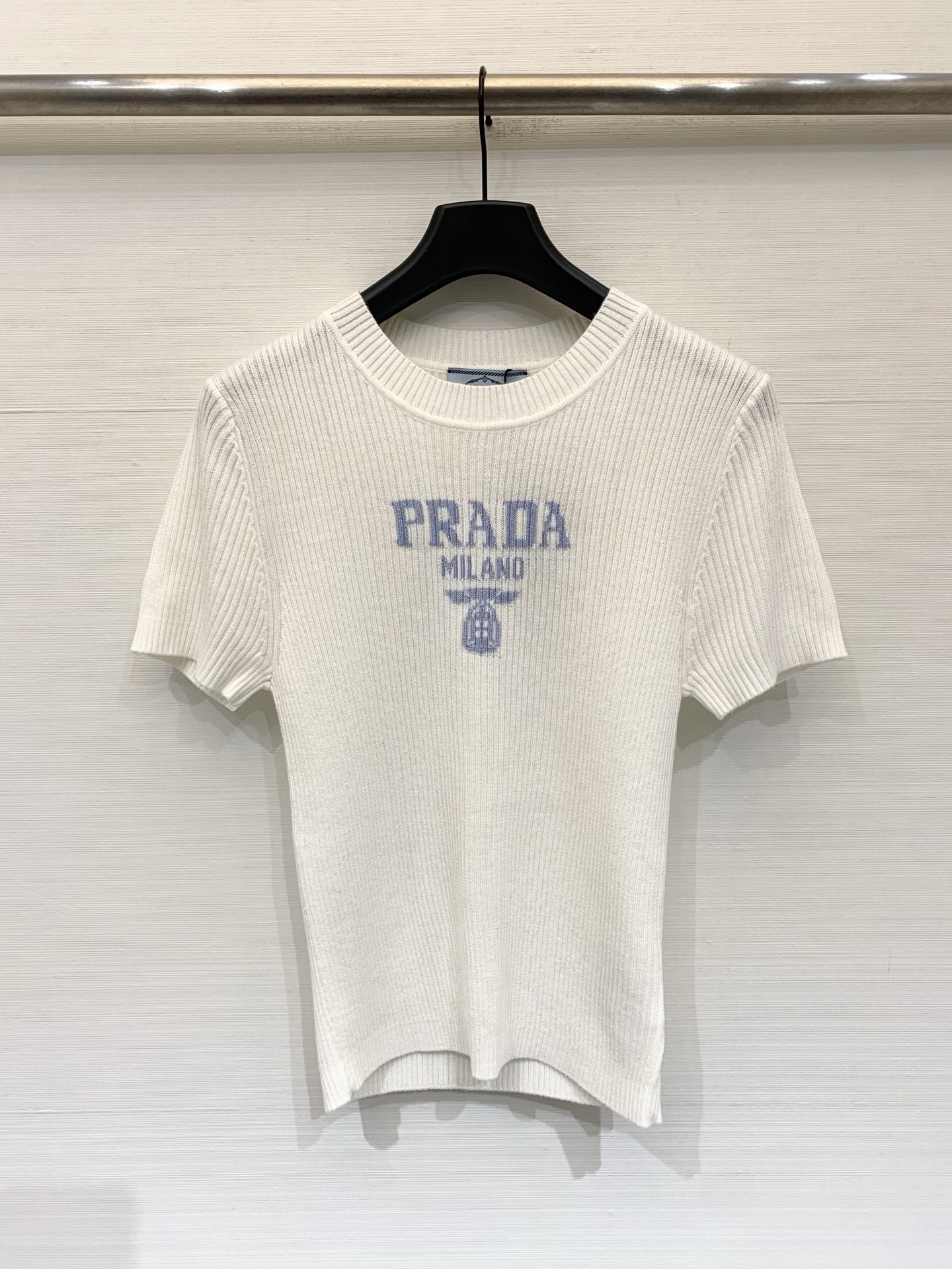 NO:859335,Prada 26 new summer model, slim knitted round neck short-sleeved style, logo pattern decoration and upper body with high-end atmosphere, three-color SML, prada, T-shirt,19860909Prada 26夏季新款 修身针织圆领短袖款 logo图案修饰点缀 上身高级氛围感 三色SML,,prada,T-shirt,,Women's clothing