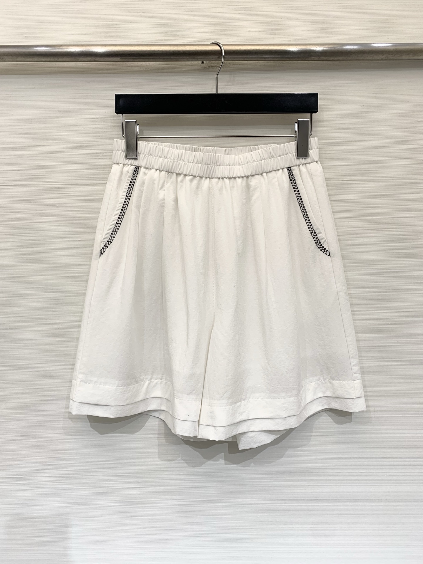NO:862161,Jacquemus 26 new summer style casual open-stitched quarter shorts, elastic high waist + wide leg A-line version, double-layer trouser leg design, the pants are long to the middle of the thigh, it is a 'god pants' version that does not pick up the leg shape. The side pockets are decorated with black braided stitching, and the classic English logo on the back increases sophistication. Minimalist casual style, suitable for matching T-shirts, suspenders, and sweaters. Two-color SML, shorts, tees, t-shirt,19860909Jacquemus 26夏季新款 休闲明线四分短裤,松紧高腰+阔腿A字版型,双层裤脚设计,裤长到大腿中部,是不挑腿型的“神裤”版型,侧边口袋有黑色编织感缝线装饰,背后经典英文Logo标志,增加精致度,极简休闲风,搭配T恤、吊带、针织衫都很适配 两色SML,,shorts,tees，t-shirt,,Women's clothing