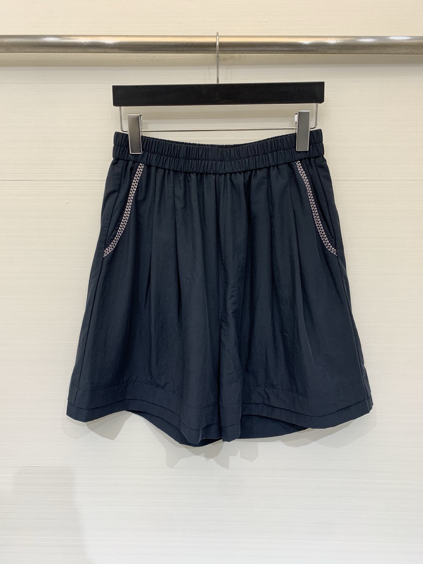 NO:859344,Jacquemus 26 new summer style casual open-stitched quarter shorts, elastic high waist + wide leg A-line version, double-layer trouser leg design, the pants are long to the middle of the thigh, it is a 'god pants' version that does not pick up the leg shape. The side pockets are decorated with black braided stitching, and the classic English logo on the back increases sophistication. Minimalist casual style, suitable for matching T-shirts, suspenders, and sweaters. Two-color SML, shorts, tees, t-shirt,19860909Jacquemus 26夏季新款 休闲明线四分短裤,松紧高腰+阔腿A字版型,双层裤脚设计,裤长到大腿中部,是不挑腿型的“神裤”版型,侧边口袋有黑色编织感缝线装饰,背后经典英文Logo标志,增加精致度,极简休闲风,搭配T恤、吊带、针织衫都很适配 两色SML,,shorts,tees，t-shirt,,Women's clothing