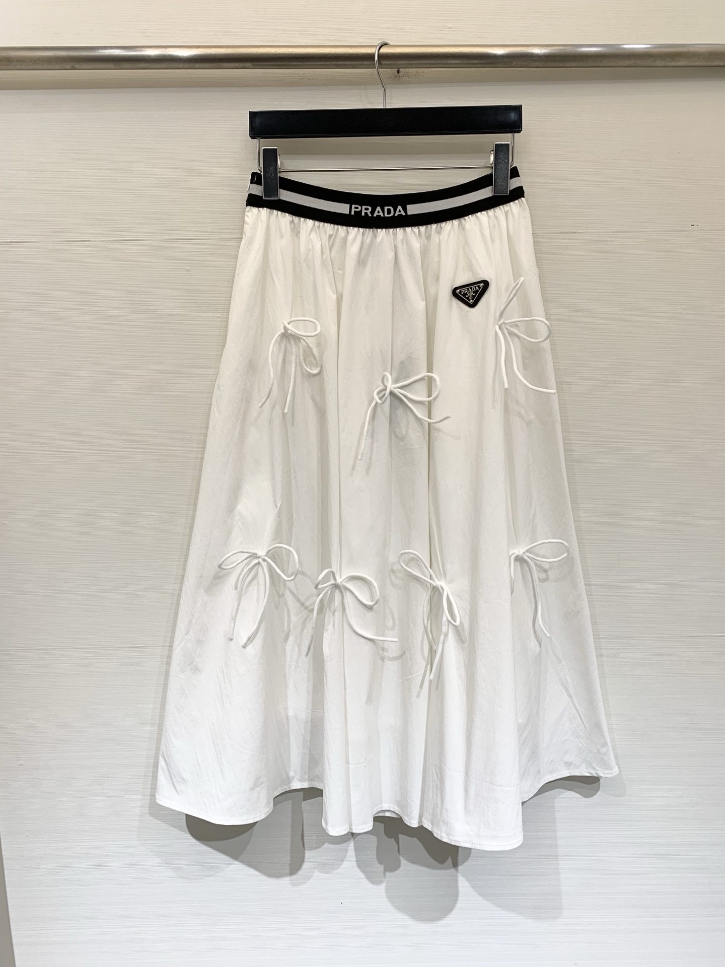 NO:860556,Prada 26 new summer style bow triangle logo web skirt, versatile and easy to wear, simple, high-end, durable and practical to wear, customized fabrics, comfortable and skin-friendly, fashionable and casual, versatile and easy to match, two-color SML, prada, skirts,19860909Prada 26夏季新款 蝴蝶结三角标织带半裙 百搭不挑人 简约高级耐看实穿 定制面料 舒适亲肤 时尚休闲百搭不挑 两色SML,,prada,skirts,,Women's clothing
