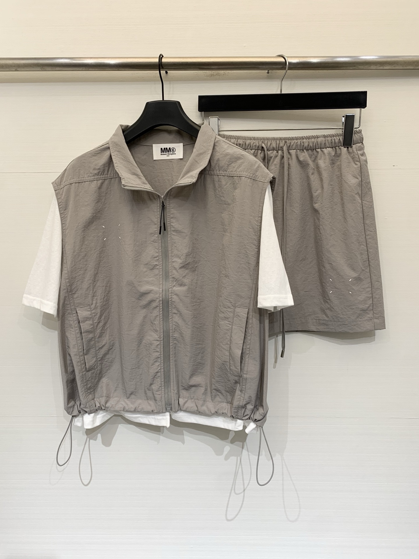 NO:860567,MM6 26 new summer style, layered fake two-piece suit, minimalist functional style, fake two-piece zipper elastic waist skirt, with a high-level sense of relaxation, crisp and breathable, the iconic MM6 four-eye stitching on the chest, the drawstring on the hem to adjust the length, the pockets are neatly routed, full of details, no pressure for daily commuting. Color green, light gray, size SML, masion margiela, skirts,19860909MM6 26夏季新款 叠穿假两件套装,极简机能风,假两件拉链松紧腰半裙,自带高级松弛感,挺括又透气,胸口标志性的MM6四眼缝线、下摆抽绳可调节衣长,口袋的走线也很工整,细节感拉满,日常通勤无压力 颜色绿色 浅灰,码数SML,,masion margiela,skirts,,Women's clothing