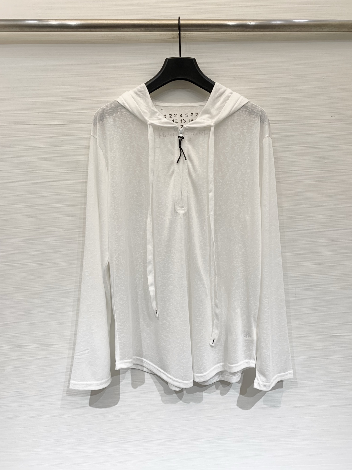 NO:862066,MM6 26 new summer style slightly see-through hooded sun protection shirt, digital printing technology on the inside of the collar, light and breathable, with a sense of drape, the upper body is cool and silky, not sweaty at all, outdoor sun protection, air-conditioned room base, it also has a sense of atmosphere when worn alone, it is versatile with jeans and skirts. Three-color SM, masion margiela, skirts, jeans, hats,19860909MM6 26夏季新款 微透连帽防晒衫,领子内里印花数字工艺,轻薄透气,自带垂坠感,上身凉丝丝的,完全不闷汗,户外防晒、空调房打底,单穿也很有氛围感,搭牛仔裤、半身裙都很百搭 三色SM,,masion margiela,skirts,jeans,hats,,Women's clothing