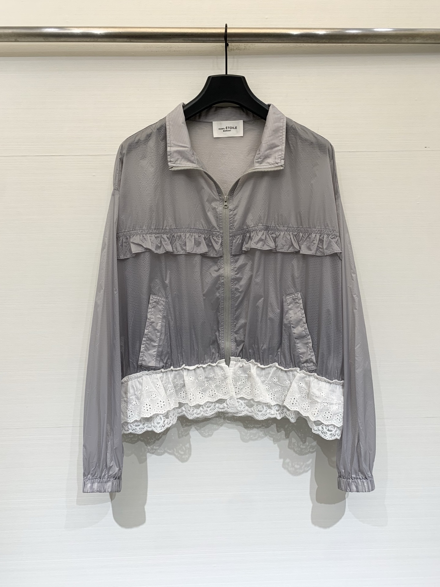 NO:862077,Isabel Marant 26 new summer style lace splicing light purple sun protection jacket, sweet and cool mix style, nylon fabric, has a light and translucent feel, the upper body is light and does not press the body, the hem is spliced ​​with white hollow lace, with small floral embroidery, dates, afternoon tea, daily outings, can be worn with jeans and short skirts to create a unique retro feel. Size SM, skirts, jeans, jackets & coats,19860909IsabelMarant 26夏季新款 蕾丝拼接浅紫调防晒外套,甜酷混搭风,锦纶面料,自带轻透感,上身轻盈不压身,下摆拼接白色镂空蕾丝,带小碎花刺绣,约会、下午茶、日常出街,搭牛仔裤、短裙都能穿出独特的复古感 码数SM,,skirts,jeans,jackets & coats,,Women's clothing