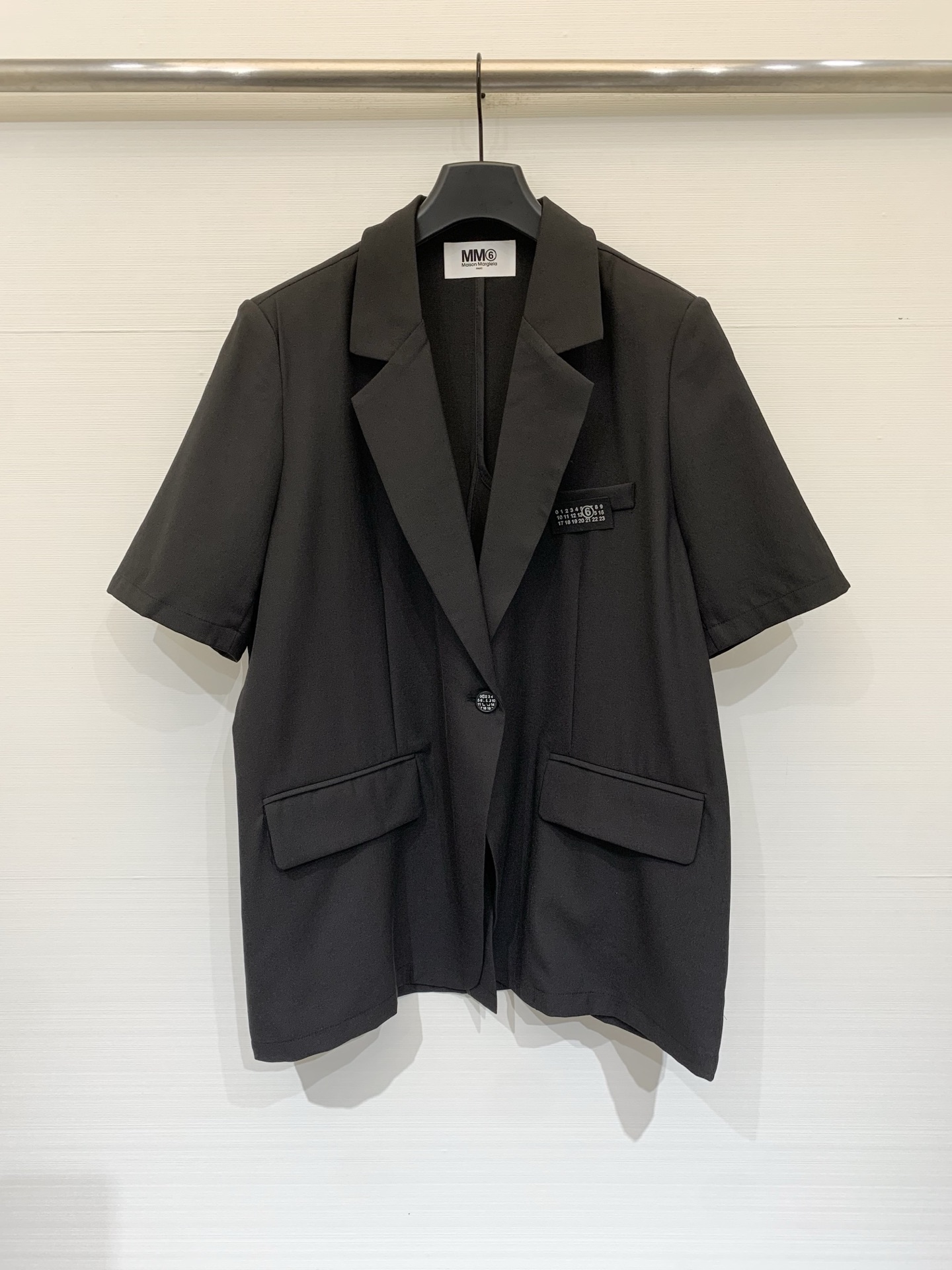 NO:862091,MM6 26 new summer style one number button short-sleeved suit jacket, silhouette suit, neat and lazy, front and back are single button (number buckle) design, with MM6 iconic number label on the left chest, full of details, short-sleeved design, not stuffy when worn in spring and summer, commuting, light business, daily wear, can be worn with suspenders, jeans, two-color SM, masion margiela, skirts, jeans, jackets &  coats,T-shirt,business suit,19860909MM6 26夏季新款 一粒数字扣短袖西服外套,廓形西装,利落又慵懒,正面、背面都是单扣（数字扣）设计,左胸带MM6标志性数字标签,细节感直接拉满,短袖设计,春夏穿也不闷热,通勤、轻商务、日常穿搭,搭吊带裙、牛仔裤都能穿出高级感 两色SM,,masion margiela,skirts,jeans,jackets & coats,T-shirt,business suit,,Women's clothing