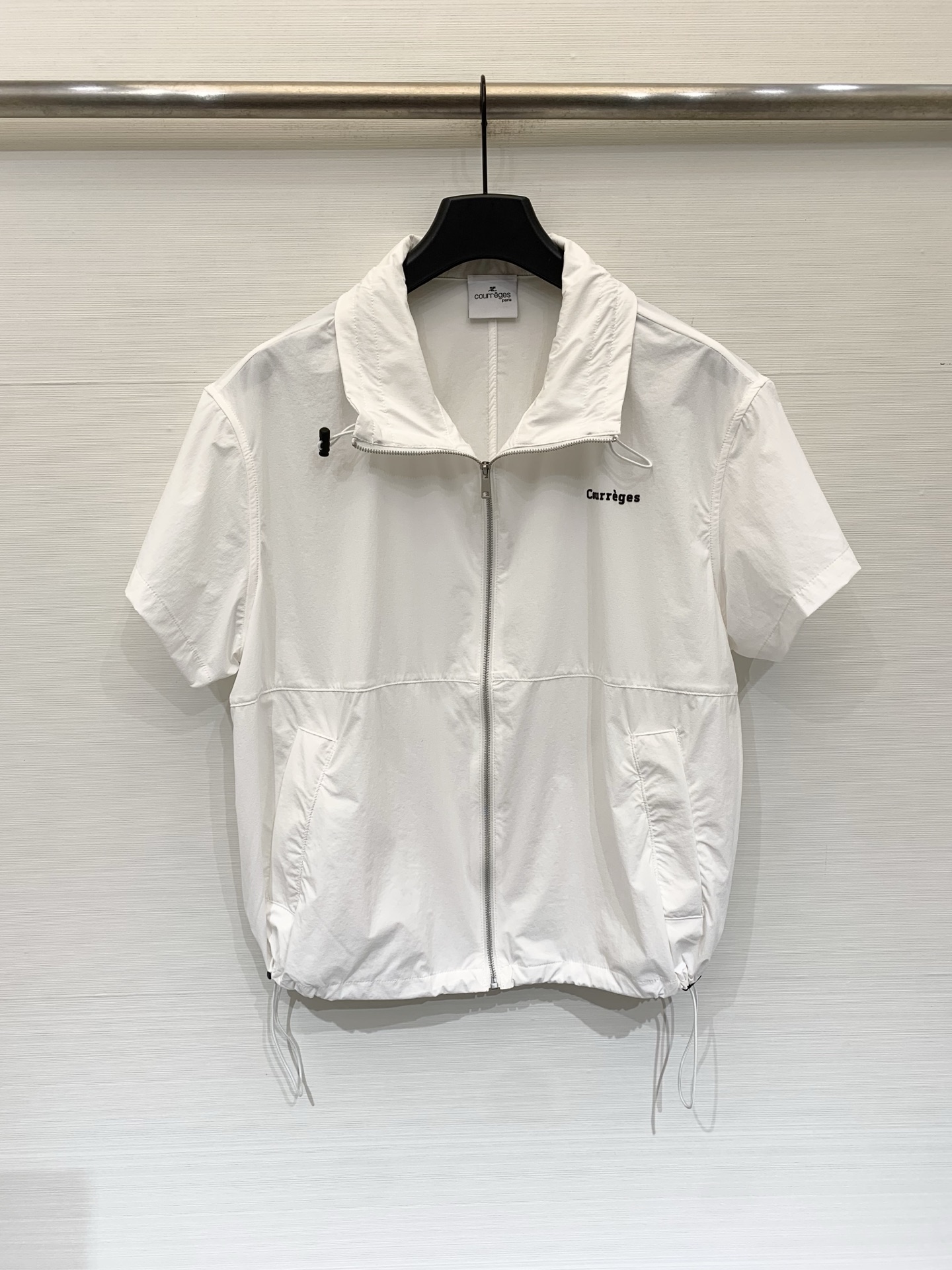 NO:862105,Courreges 26 new summer style short-sleeved sun-proof zipper shirt, American retro functional style, short design with super proportions, crisp nylon fabric, water-repellent and breathable, light and non-pressing upper body, stand-up collar + full zipper design, brand embroidered English logo on the left chest, adjustable hem drawstring, neat pocket routing, must pay attention to details, daily outings, sports style wear, high-waisted pants and sports skirts are very energetic  Two-color SM,,skirts,T-shirt,19860909Courreges 26夏季新款 短袖防晒拉链衬衣,美式复古机能风,短款设计超显比例,挺括尼龙面料,防泼水又透气,上身轻盈不压身,立领+全拉链设计,左胸带品牌刺绣英文Logo,下摆抽绳可调节,口袋的走线工整,细节控必入,日常出街、运动风穿搭,搭高腰裤、运动裙都很有活力感 两色SM,,skirts,T-shirt,,Women's clothing