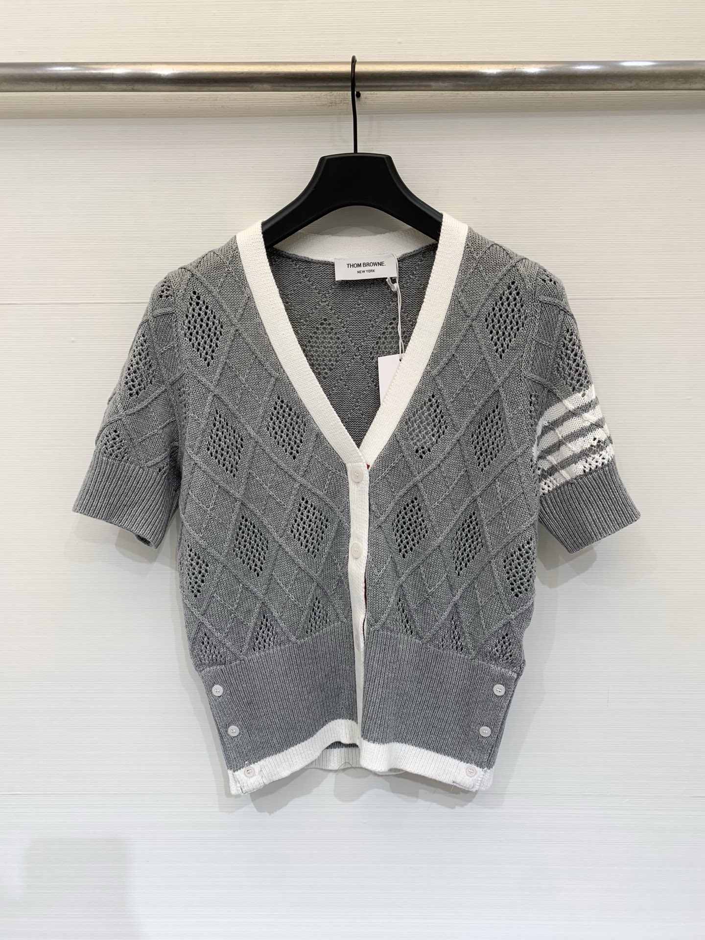 NO:862119,TB 26 new summer model, waisted V-neck cardigan, short-sleeved style, logo pattern decoration, upper body with high-end atmosphere, three-color SML,, T-shirt,19860909TB 26夏季新款 收腰v领开衫短袖款 logo图案修饰点缀 上身高级氛围感 三色SML,,T-shirt,,Women's clothing