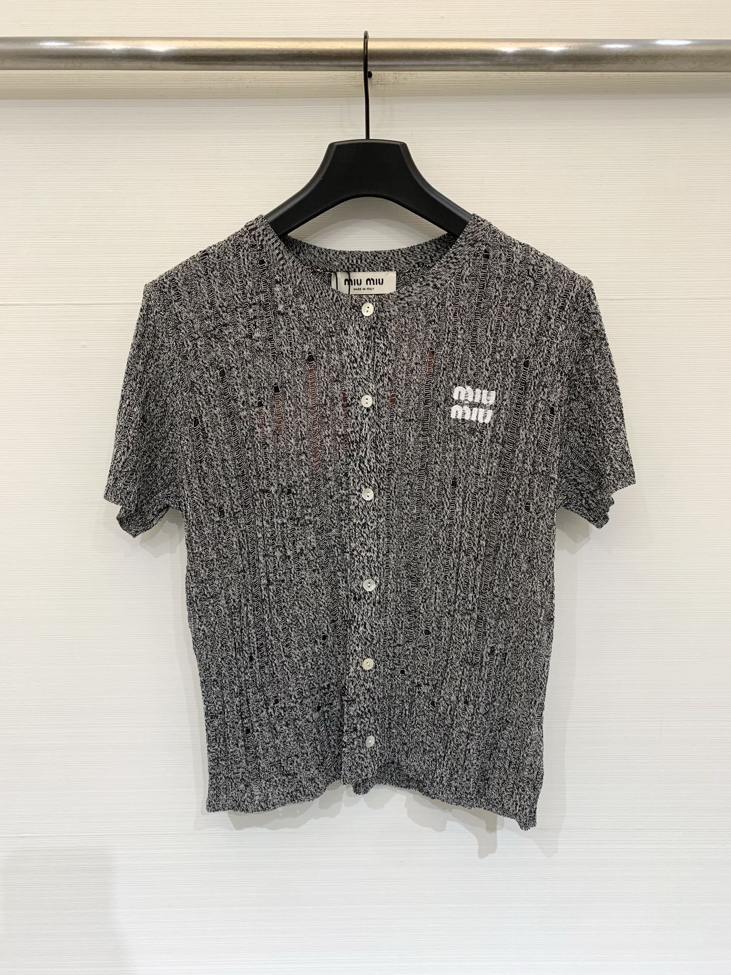 NO:862133,MIUMI* 26 new summer style, thin hollow cardigan, short-sleeved style, logo pattern decoration, upper body with high-end atmosphere, two-color SML,,miumiu,T-shirt,19860909MIUMI* 26夏季新款 薄款镂空开衫短袖款 logo图案修饰点缀 上身高级氛围感 两色SML,,miumiu,T-shirt,,Women's clothing
