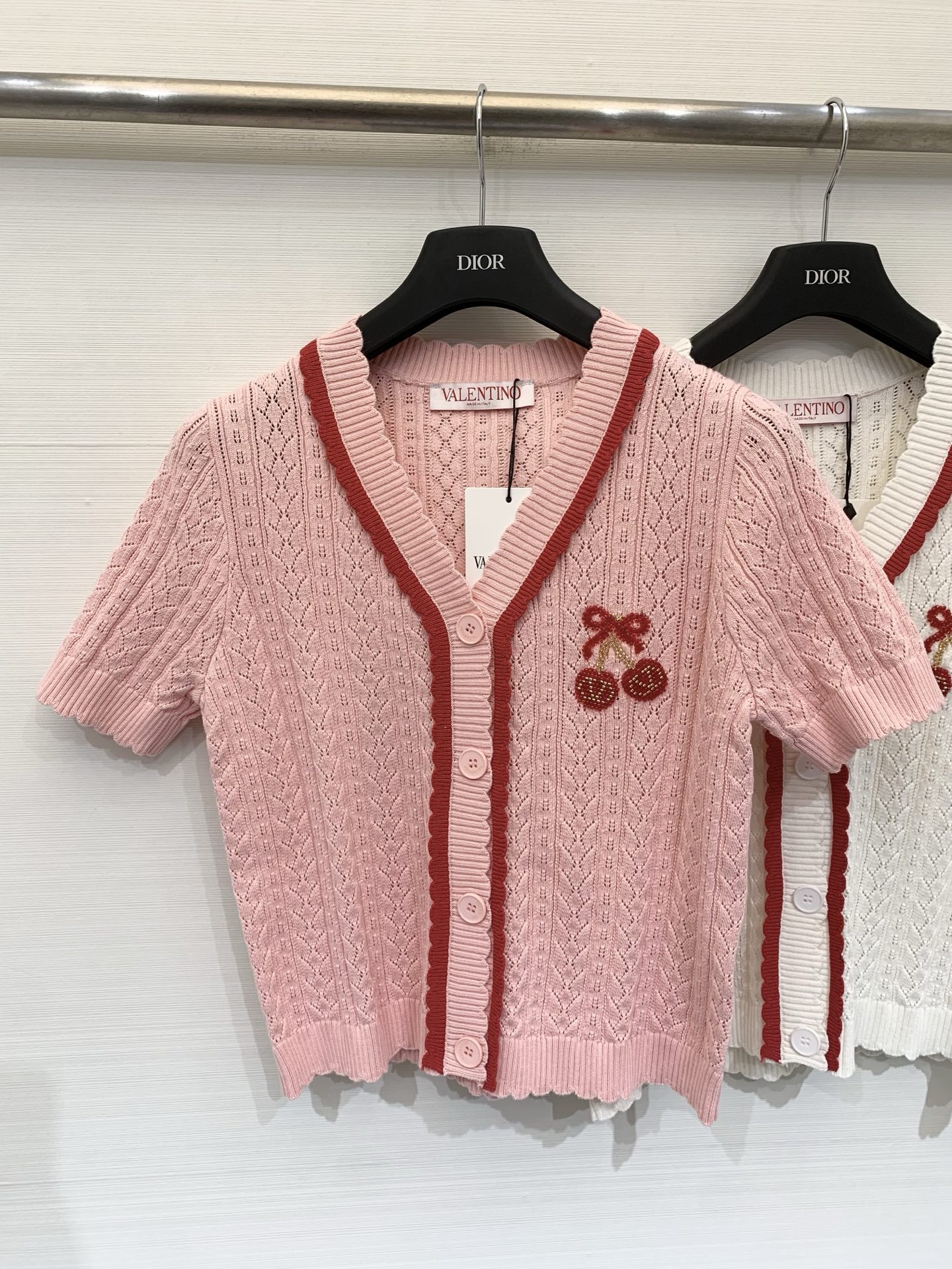 NO:862147,Valentino 26 new summer style cherry cardigan short-sleeved style logo pattern decoration upper body high-end atmosphere three-color SML, valentino, T-shirt,19860909Valentino 26夏季新款 樱桃开衫短袖款 logo图案修饰点缀 上身高级氛围感 三色SML,,valentino,T-shirt,,Women's clothing