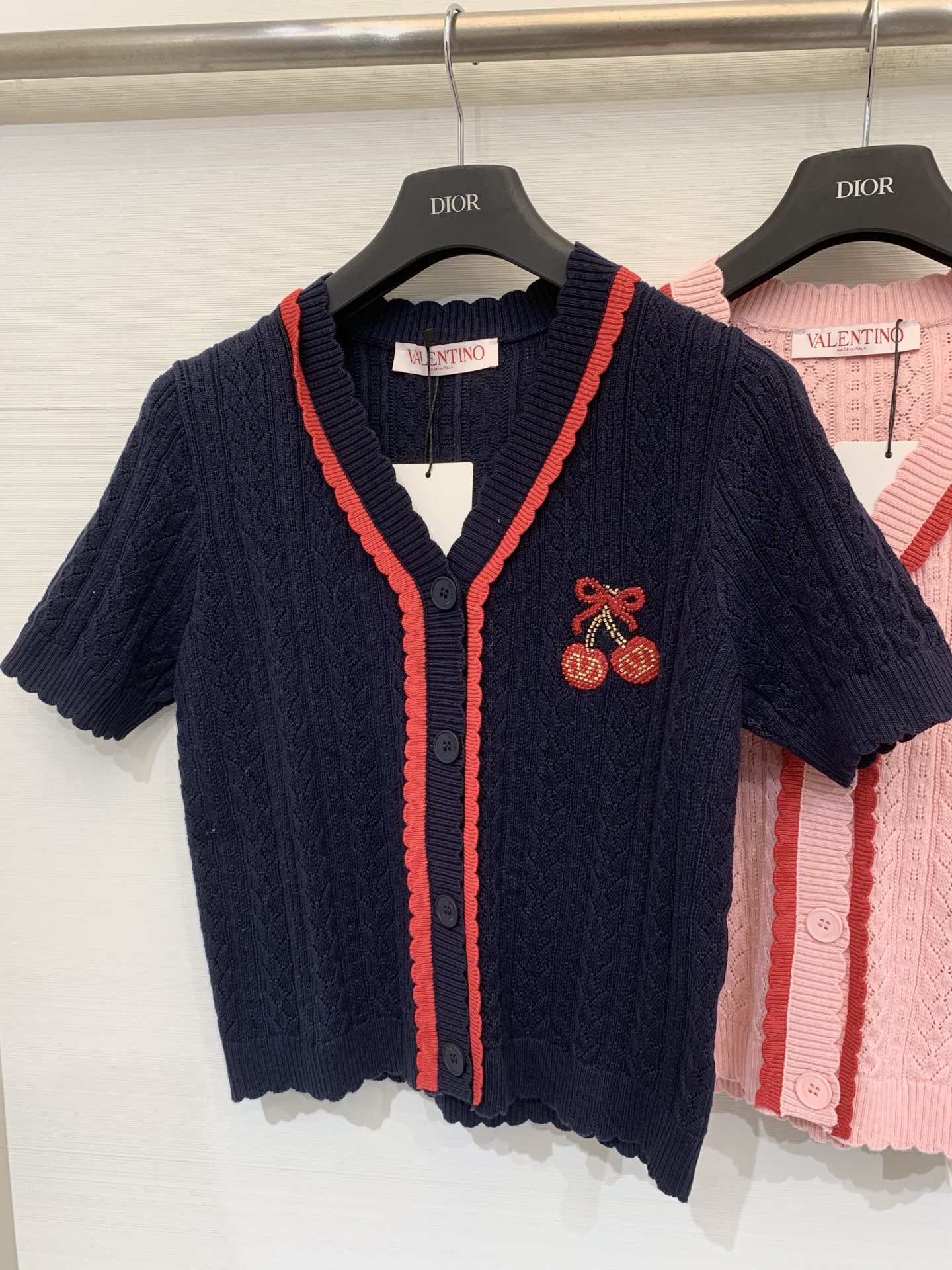 NO:862160,Valentino 26 new summer style cherry cardigan short-sleeved style logo pattern decoration upper body high-end atmosphere three-color SML, valentino, T-shirt,19860909Valentino 26夏季新款 樱桃开衫短袖款 logo图案修饰点缀 上身高级氛围感 三色SML,,valentino,T-shirt,,Women's clothing