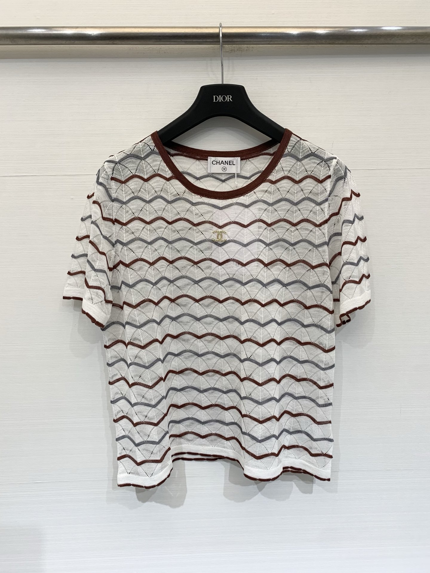NO:862173,CHANEL 26 new summer model, thin round neck, short sleeves, logo pattern decoration, upper body with high-end atmosphere, two-color SML, chanel, T-shirt,19860909CHANEL 26夏季新款 薄款圆领短袖款 logo图案修饰点缀 上身高级氛围感 两色SML,,chanel,T-shirt,,Women's clothing