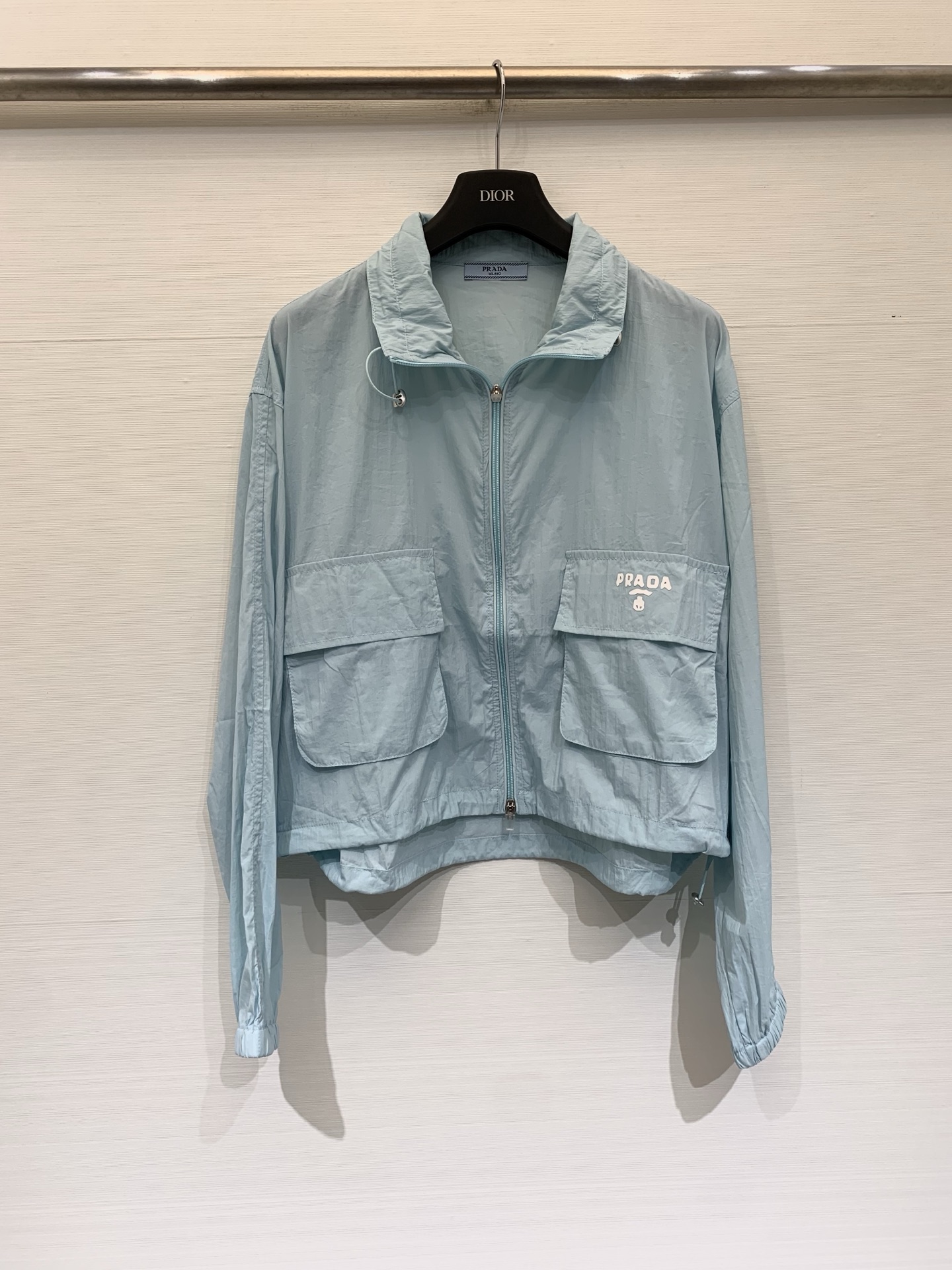 NO:862186,Prada 26 new summer style, regular version with stand collar for sun protection, drawstrings at the top and bottom, light and breathable fabric, with built-in cooling buff, three colors SML,, prada,19860909Prada 26夏季新款 系立领常规版防晒 上下可抽绳 轻薄透气面料 自带凉感buff 三色SML,,prada,,Women's clothing