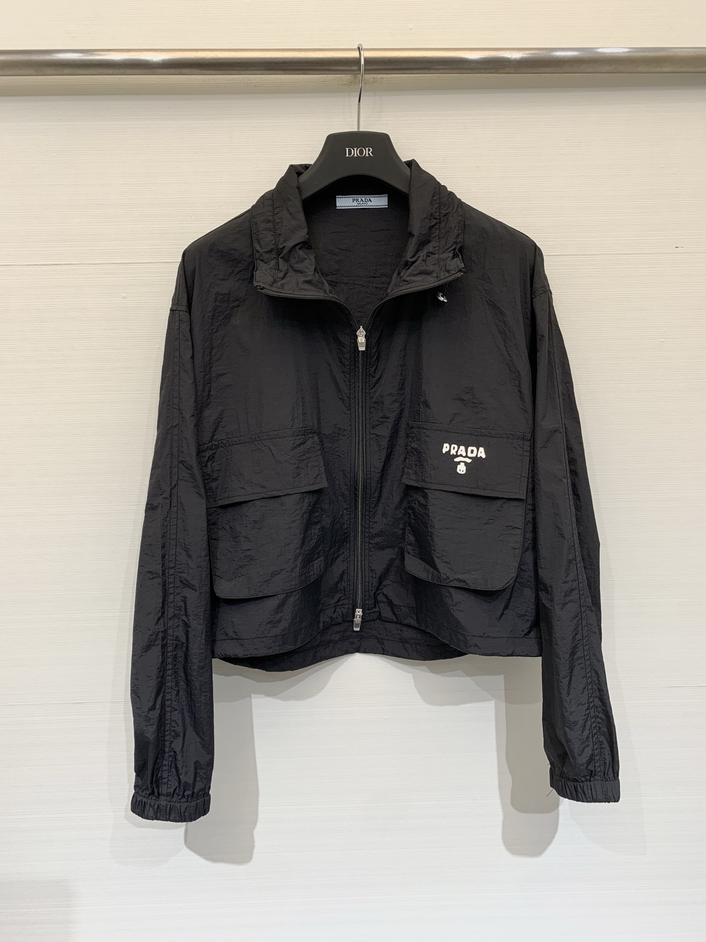 NO:862199,Prada 26 new summer style, regular version with stand collar for sun protection, drawstrings at the top and bottom, light and breathable fabric, with built-in cooling buff, three colors SML,, prada,19860909Prada 26夏季新款 系立领常规版防晒 上下可抽绳 轻薄透气面料 自带凉感buff 三色SML,,prada,,Women's clothing