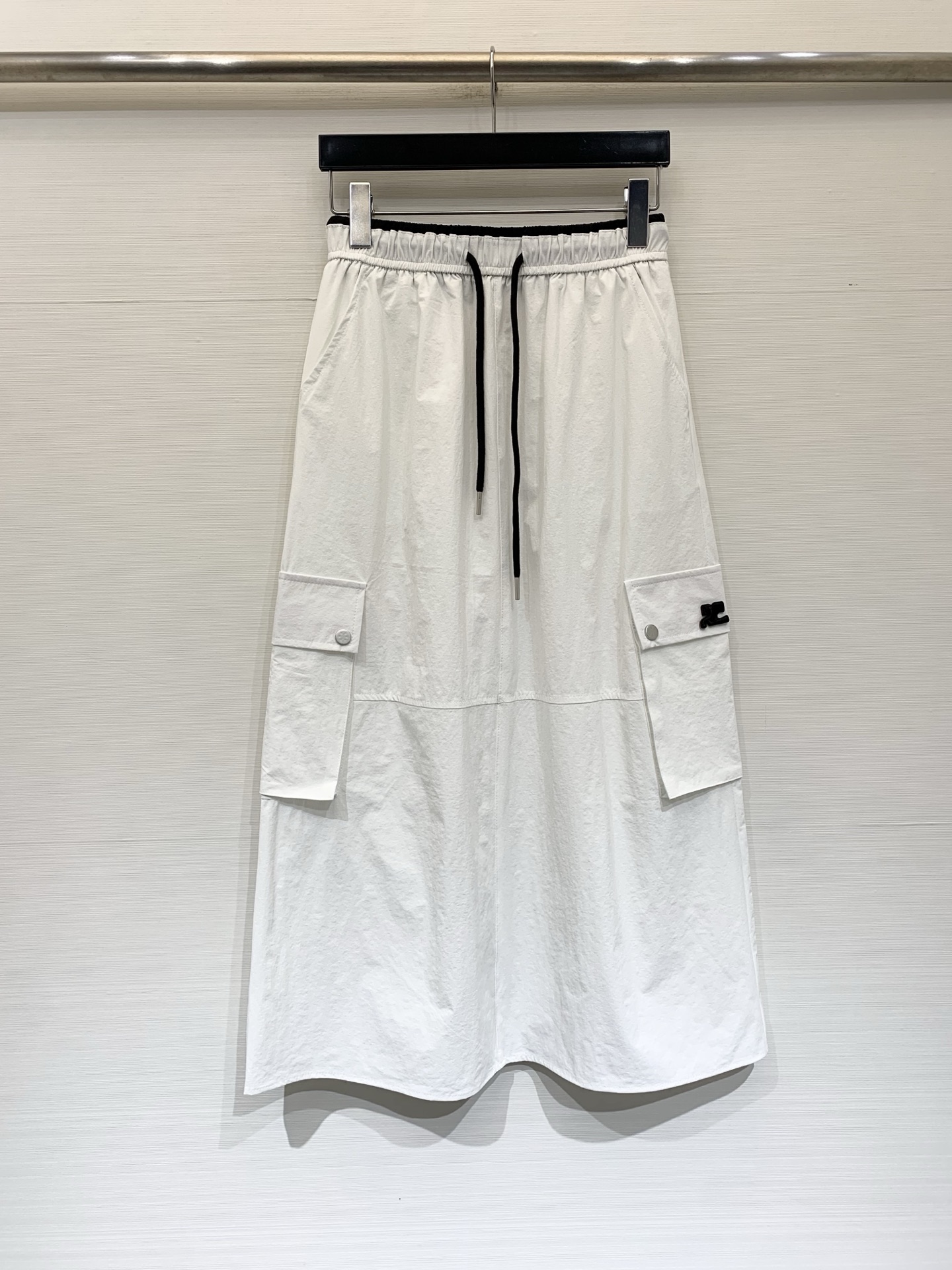NO:862078,Courreges 26 new summer style A-line elastic waist workwear skirt, with contrasting black edges at the waist, easy to put on and take off without tightening the waist, large workwear pockets with flaps on both sides, with snap logo logo, directly full of workwear feel, paired with a white T/cropped top to look super tall. Three-color SML,,skirts,19860909Courreges 26夏季新款 A字型松紧腰工装半裙,腰头自带撞色黑边,穿脱方便还不勒腰,两侧是带翻盖的大工装口袋,搭配按扣Logo标志,工装感直接拉满,搭配白T/短款上衣超显高 三色SML,,skirts,,Women's clothing
