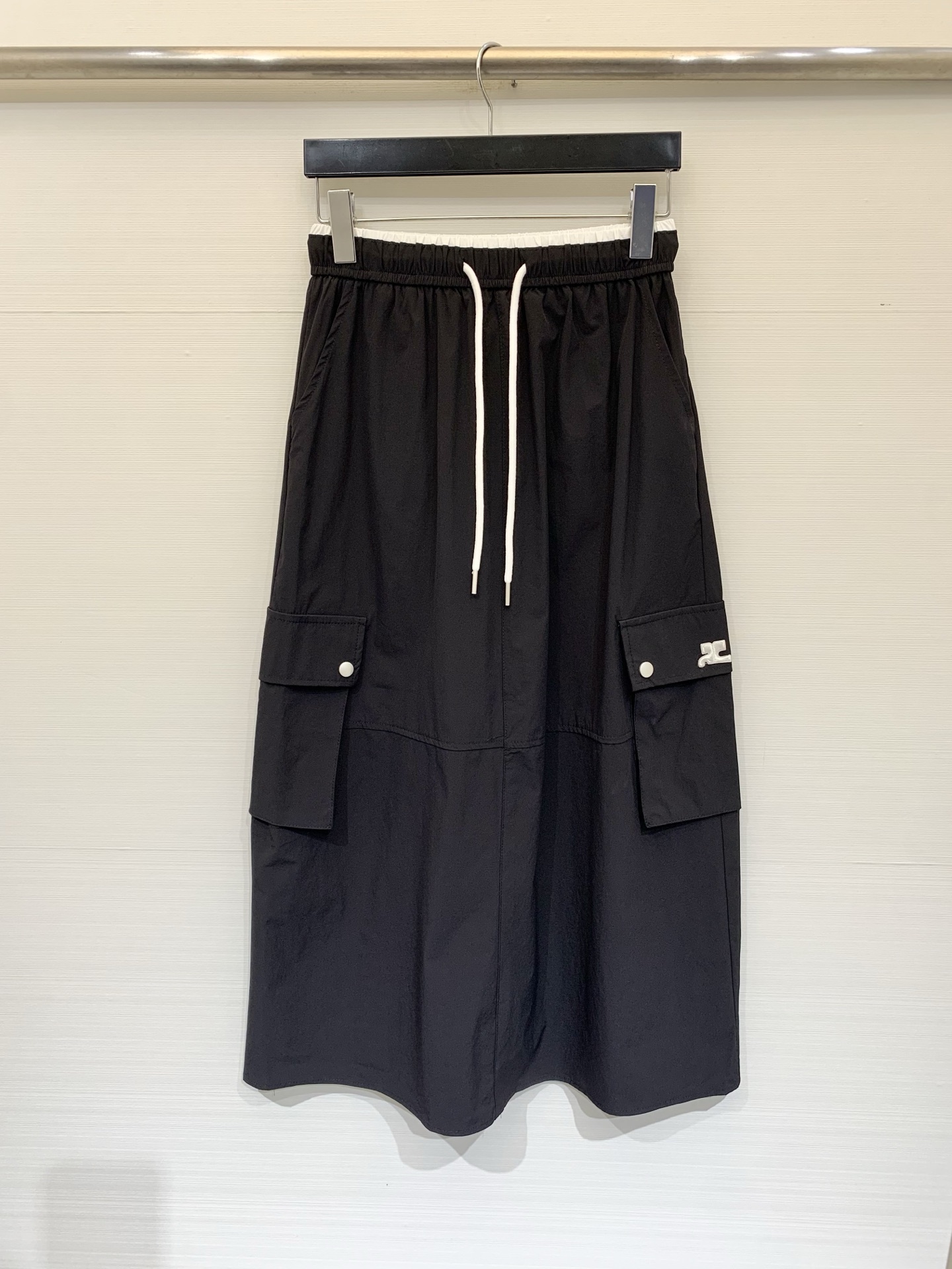 NO:862092,Courreges 26 new summer style A-line elastic waist workwear skirt, with contrasting black edges at the waist, easy to put on and take off without tightening the waist, large workwear pockets with flaps on both sides, with snap logo logo, directly full of workwear feel, paired with a white T/cropped top to look super tall. Three-color SML,,skirts,19860909Courreges 26夏季新款 A字型松紧腰工装半裙,腰头自带撞色黑边,穿脱方便还不勒腰,两侧是带翻盖的大工装口袋,搭配按扣Logo标志,工装感直接拉满,搭配白T/短款上衣超显高 三色SML,,skirts,,Women's clothing