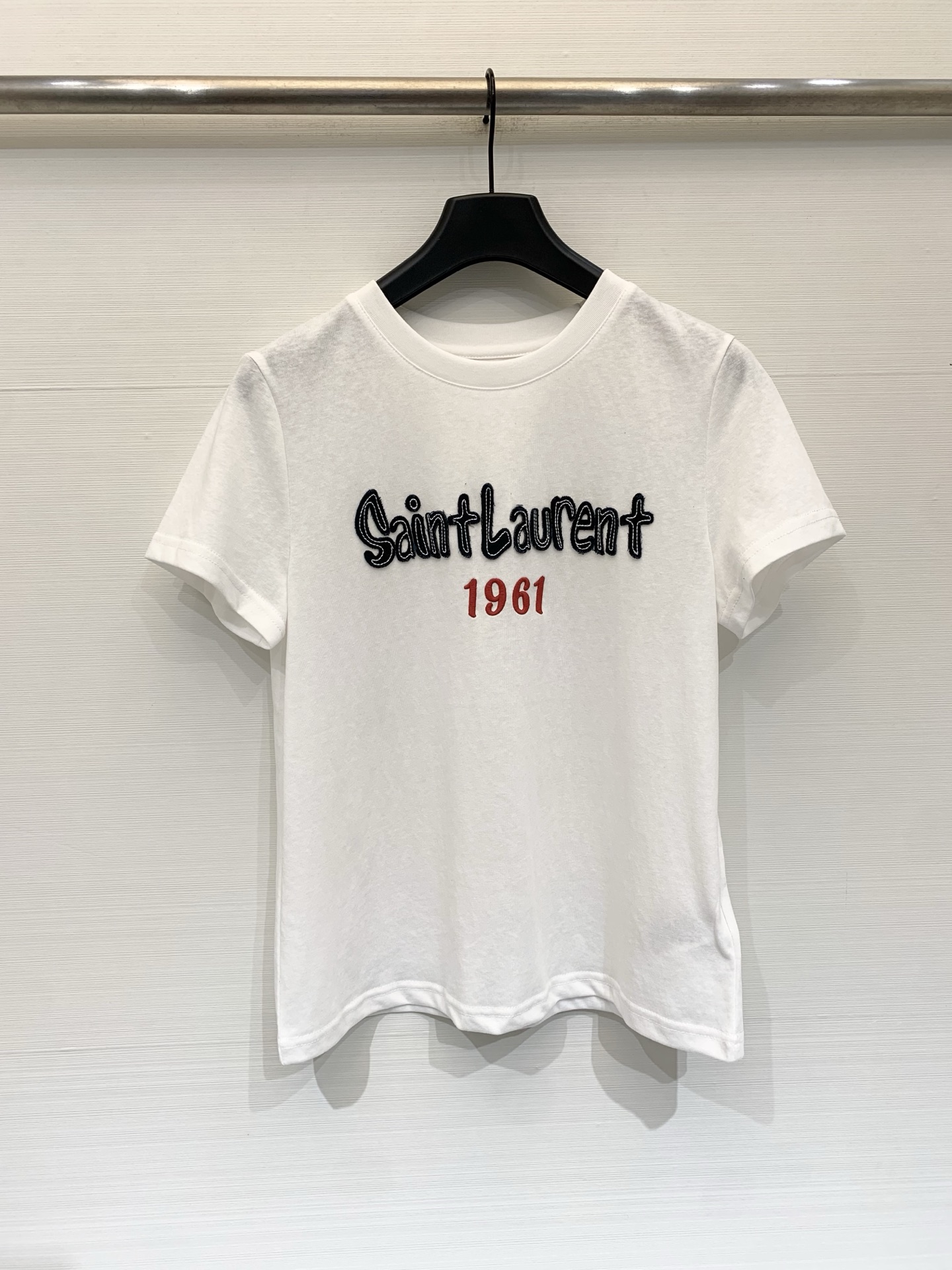 NO:862106,YSL Saint Laurent 1961 embroidered white short-sleeved T-shirt, slim-fitting short basic white T-shirt, iconic handwritten embroidered logo, black background with white edge + red number '1961', retro and recognizable, French minimalist, retro hottie, commuting and casual, very versatile to wear alone/layered. Size SML,, saint laurent, saint laurent, T-shirt, tees, t-shirt,19860909YSL Saint Laurent 1961 刺绣白色短袖T恤,修身短款基础白T,标志性的手写体刺绣Logo,黑底白边+红色数字“1961”,复古又有辨识度,法式极简、复古辣妹、通勤休闲,单穿/叠穿都很百搭 码数SML,,saint laurent,saint laurent,T-shirt,tees，t-shirt,,Women's clothing