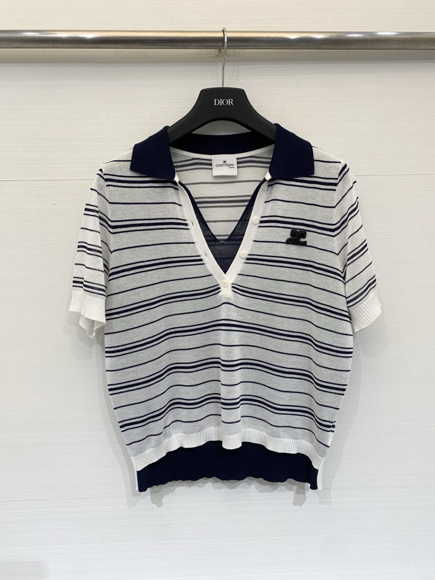 NO:862120,Courrèges 26 new summer style, patchwork contrast striped knitted Polo shirt, full retro college feel, fake two-piece V-neck design, paired with denim/pleated skirt, it is super age-reducing, two-color SM,,skirts,19860909Courrèges 26夏季新款 拼接撞色条纹针织Polo衫,复古学院感拉满,假两件V领设计,搭配牛仔/百褶裙都超减龄 两色SM,,skirts,,Women's clothing