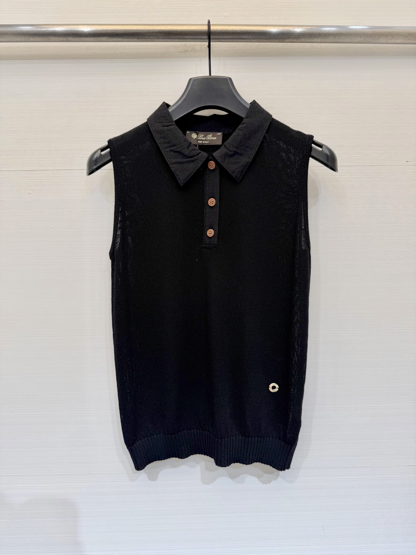 NO:867702,LP 26 new summer model, old money style lapel vest style, logo pattern decoration, upper body full of high-end atmosphere, three-color SML, loro piana,19860909LP 26夏季新款 老钱风翻领背心款 logo图案修饰点缀 上身高级氛围感十足 三色SML,,loro piana,,Women's clothing