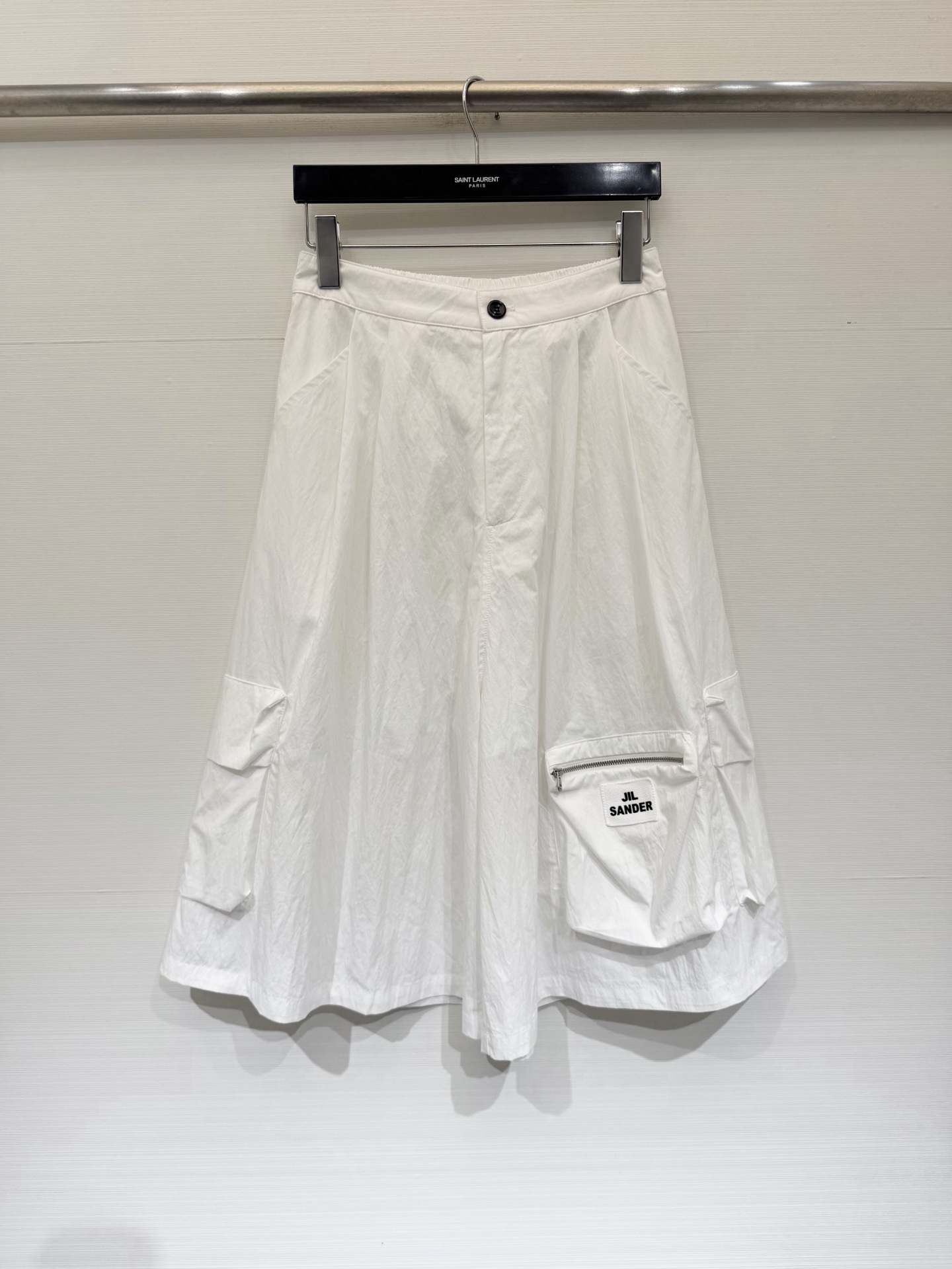 NO:867714,JILSANDER 26 new summer style loose workwear wide-leg mid-pants, the Korean style is full of looseness, paired with a simple striped T-shirt or knitted vest, sandals or white shoes, it is a comfortable and fashionable daily look when going out. The three-dimensional workwear pocket breaks the monotony, and the pure white color brings a sense of refreshing. In the summer wardrobe, you must have such a pair of 'lazy pants' Two-color SML, jil sander, sandals, tees, t-shirt,19860909JILSANDER 26夏季新款 宽松工装阔腿中裤,韩系松弛感直接拉满,配一件简单的条纹T恤或针织背心,脚踩凉鞋或小白鞋,出门就是舒服又时髦的日常look,立体工装口袋打破单调,纯白配色自带清爽感,夏天的衣柜里,必须要有这么一条“懒人神裤” 两色SML,,jil sander,sandals,tees，t-shirt,,Women's clothing