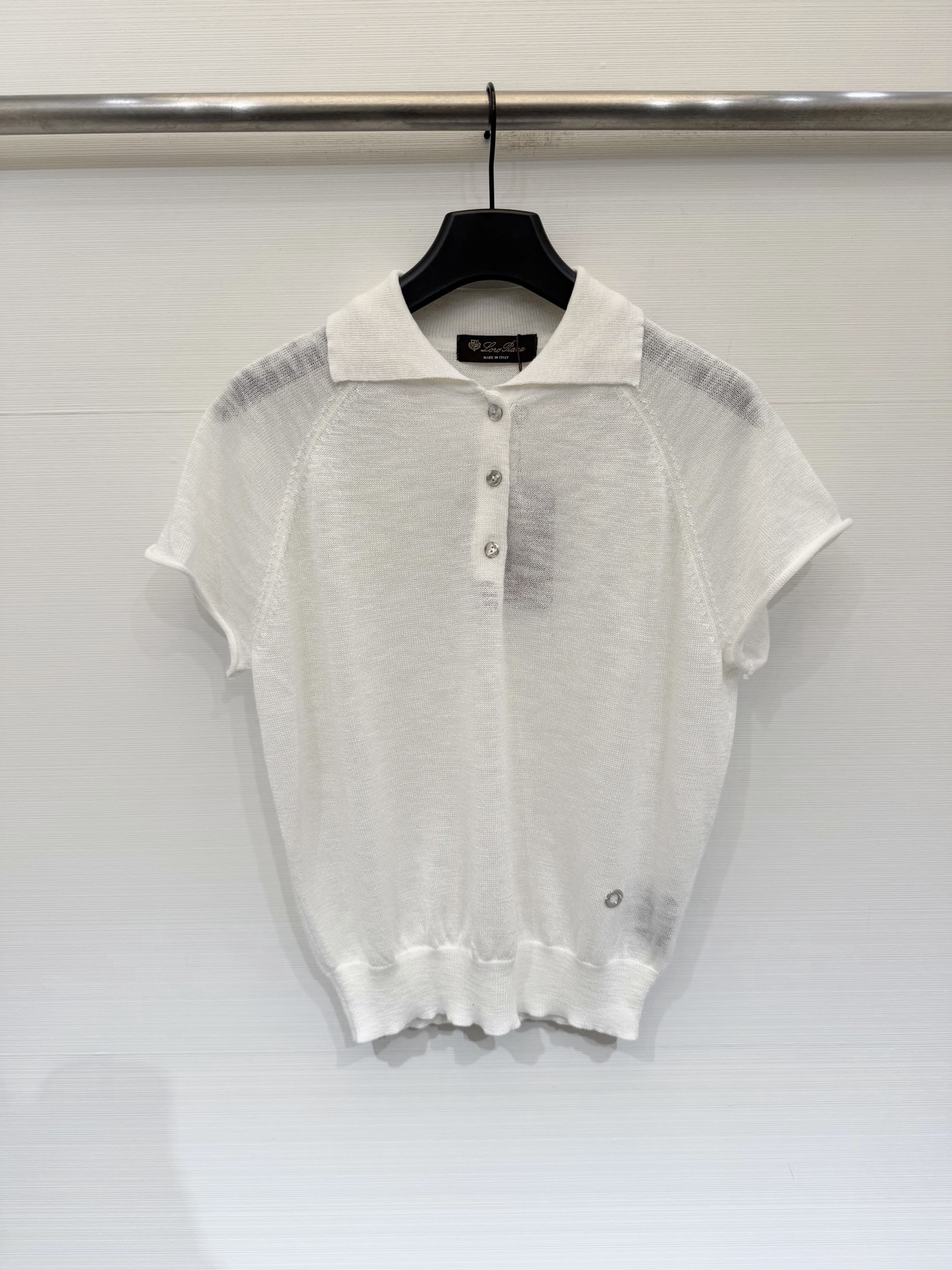 NO:870191,220L 26 new summer style linen knitted olo shirt, with its own 'expensive sense of relaxation', linen blend, breathable and slightly permeable, with its own texture, not sweaty in summer, raglan sleeve design, lazy old money style, suitable for single wear or layering. Two colors SML, loro piana,19860909220L 26夏季新款 亚麻针织olo衫,自带“贵价松弛感”,亚麻混纺,透气微透、自带肌理感,夏天穿不闷汗,插肩袖设计,慵懒老钱风,单穿/叠穿都合适 两色SML,,loro piana,,Women's clothing