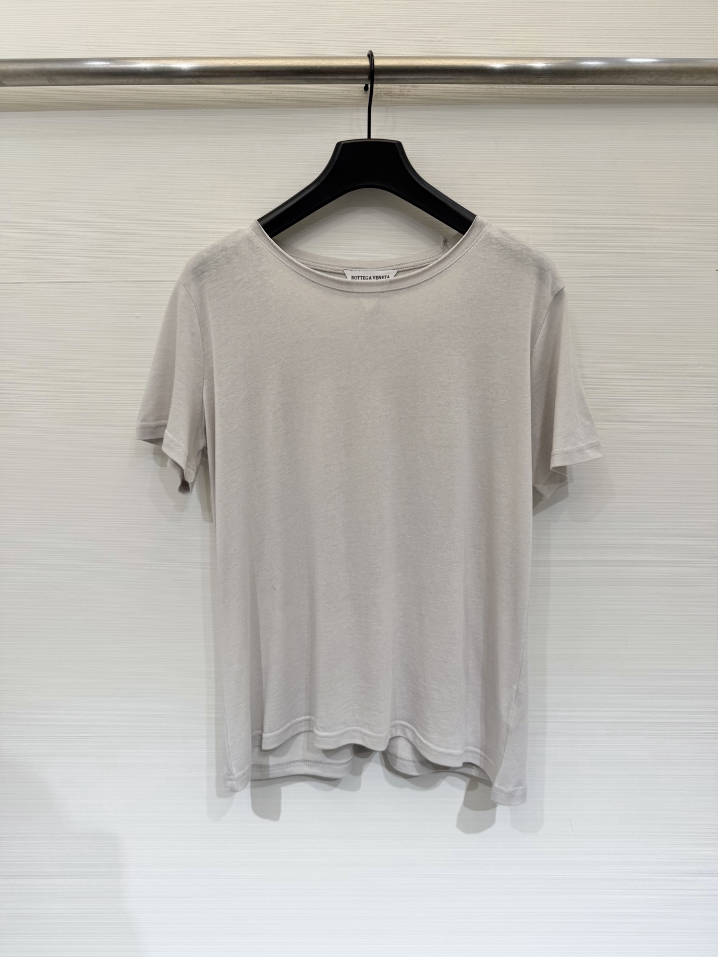 NO:870200,BV 26 new summer style T-shirt with extremely short sleeves in the back triangle, high count Tencel cotton, soft fufu skin-friendly feeling, slightly loose straight leg + short front and long back design, covering the crotch and flesh, small people can also wear it neatly, salt style wear, commuting and casual, universal inner wear/single wear Three-color SM,,bottega veneta,T-shirt,tees,t-shirt,19860909BV 26夏季新款 后三角极简短袖T恤,高支天丝棉,软fufu的亲肤感,微宽松直筒+前短后长设计,遮胯遮肉,小个子也能穿出利落感,盐系穿搭、通勤休闲,万能内搭/单穿 三色SM,,bottega veneta,T-shirt,tees，t-shirt,,Women's clothing