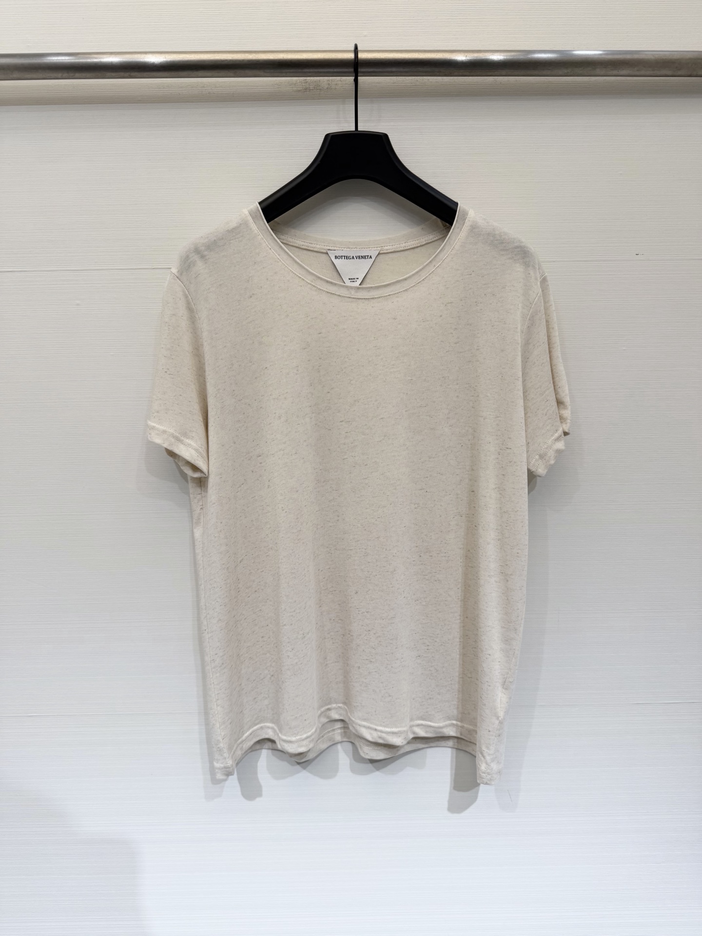 NO:870208,BV 26 new summer style T-shirt with extremely short sleeves in the back triangle, high count Tencel cotton, soft fufu skin-friendly feeling, slightly loose straight leg + short front and long back design, covering the crotch and flesh, small people can also wear it neatly, salt style wear, commuting and casual, universal inner wear/single wear Three-color SM,,bottega veneta,T-shirt,tees,t-shirt,19860909BV 26夏季新款 后三角极简短袖T恤,高支天丝棉,软fufu的亲肤感,微宽松直筒+前短后长设计,遮胯遮肉,小个子也能穿出利落感,盐系穿搭、通勤休闲,万能内搭/单穿 三色SM,,bottega veneta,T-shirt,tees，t-shirt,,Women's clothing