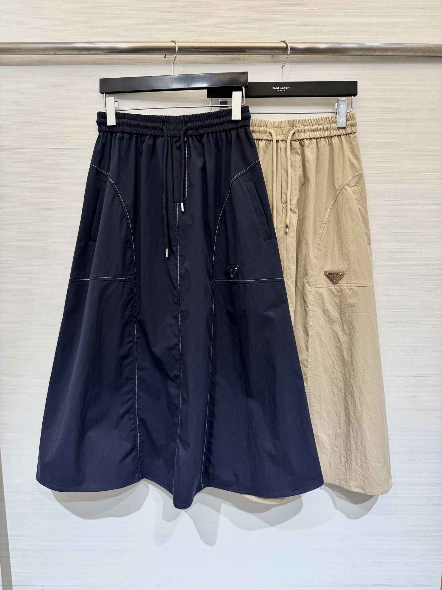 NO:870215,Prada 26 new summer style new textured elastic waist skirt. The fabric has a natural cotton feel, which is both muscular and soft. Triangular △LOGO embellishment makes the upper body elegant and elegant. Two-color SML, prada, skirts,19860909Prada 26夏季新款 新款纹理松紧腰半裙 面料棉感自然,既有筋骨感又不失柔软,三角△LOGO点缀,上身优雅大方 两色SML,,prada,skirts,,Women's clothing