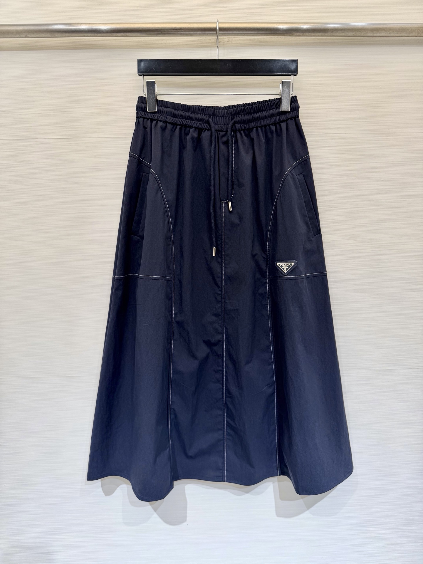 NO:870223,Prada 26 new summer style new textured elastic waist skirt. The fabric has a natural cotton feel, which is both muscular and soft. Triangular △LOGO embellishment makes the upper body elegant and elegant. Two-color SML, prada, skirts,19860909Prada 26夏季新款 新款纹理松紧腰半裙 面料棉感自然,既有筋骨感又不失柔软,三角△LOGO点缀,上身优雅大方 两色SML,,prada,skirts,,Women's clothing