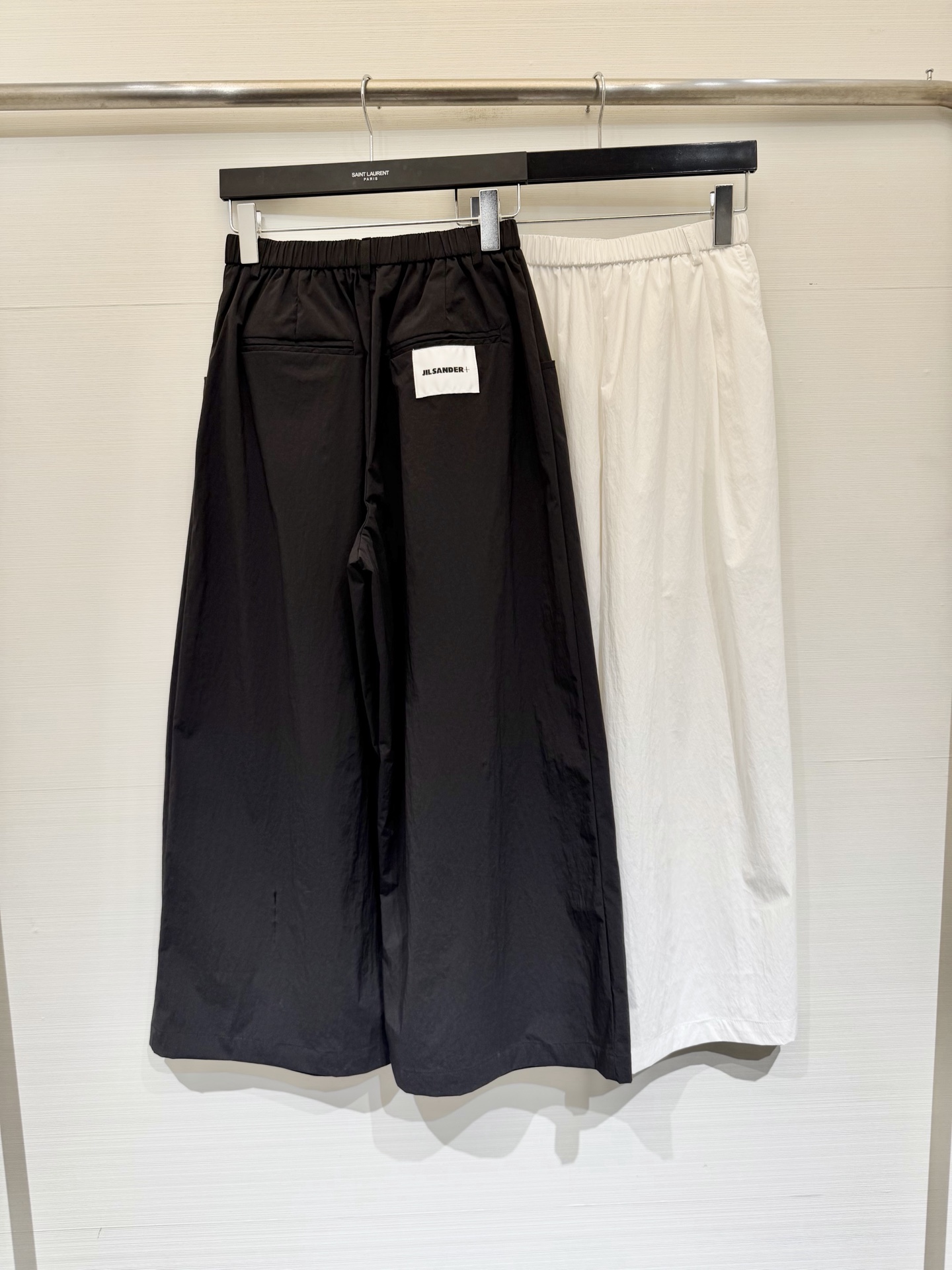 NO:870233,Jilsander 26 new summer style minimalist wide-leg pants, high-count cotton blend, strong drape, anti-wrinkle and easy to care for, not suffocating in summer, high waist + wide waistband elastic design, not tight on the belly, wide-leg tailoring, covering the flesh and making you look slimmer, friendly to thick legs/pear-shaped body, with logo woven label on the back pocket, slightly cinched design of the trousers, relaxed wear, creating a 'walking high-end sense' Two-color SML,, jil sander,19860909Jilsander 26夏季新款 极简阔腿裤,高支棉混纺,垂坠感强,抗皱易打理,夏天穿不闷热,高腰+宽腰头松紧设计,不勒肚子,阔腿剪裁,遮肉显瘦,腿粗/梨形身材友好,后袋带Logo织唛,裤脚微收设计,松弛感穿搭,打造“行走的高级感 两色SML,,jil sander,,Women's clothing