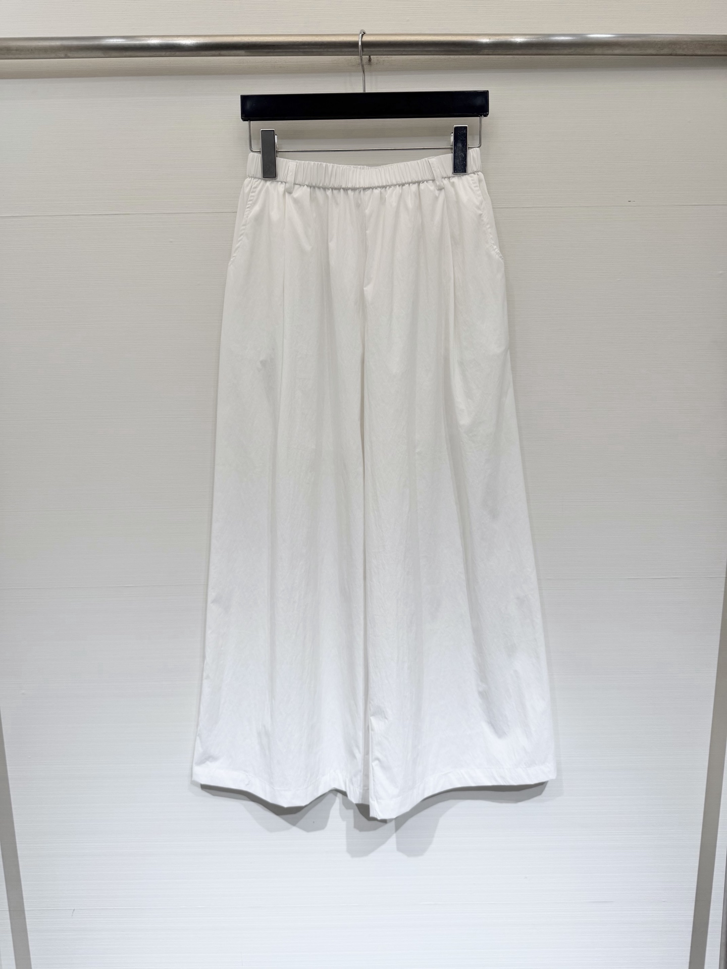NO:870243,Jilsander 26 new summer style minimalist wide-leg pants, high-count cotton blend, strong drape, anti-wrinkle and easy to care for, not suffocating in summer, high waist + wide waistband elastic design, not tight on the belly, wide-leg tailoring, covering the flesh and making you look slimmer, friendly to thick legs/pear-shaped body, with logo woven label on the back pocket, slightly cinched design of the trousers, relaxed wear, creating a 'walking high-end sense' Two-color SML,, jil sander,19860909Jilsander 26夏季新款 极简阔腿裤,高支棉混纺,垂坠感强,抗皱易打理,夏天穿不闷热,高腰+宽腰头松紧设计,不勒肚子,阔腿剪裁,遮肉显瘦,腿粗/梨形身材友好,后袋带Logo织唛,裤脚微收设计,松弛感穿搭,打造“行走的高级感 两色SML,,jil sander,,Women's clothing